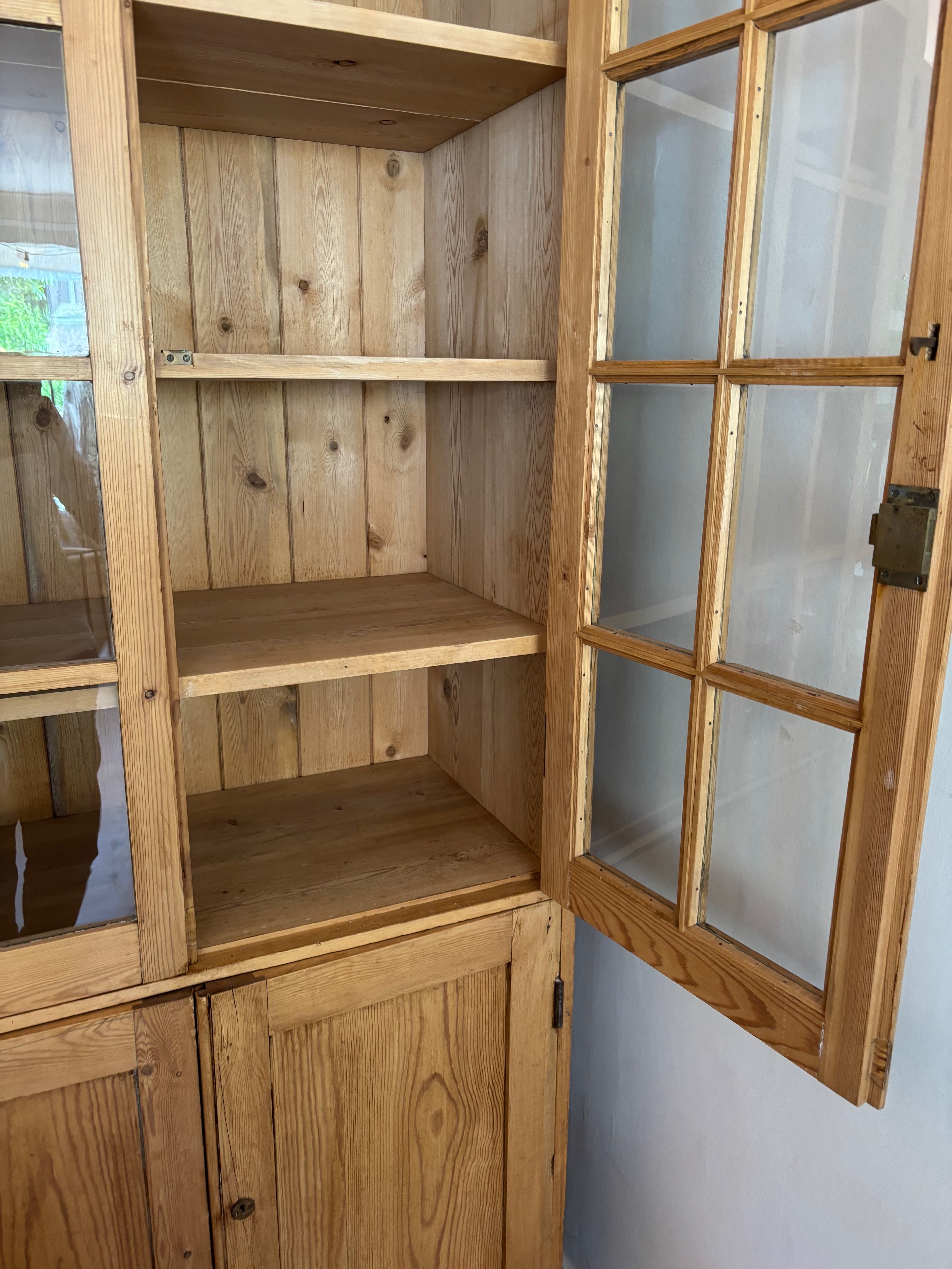Armoire vitrée