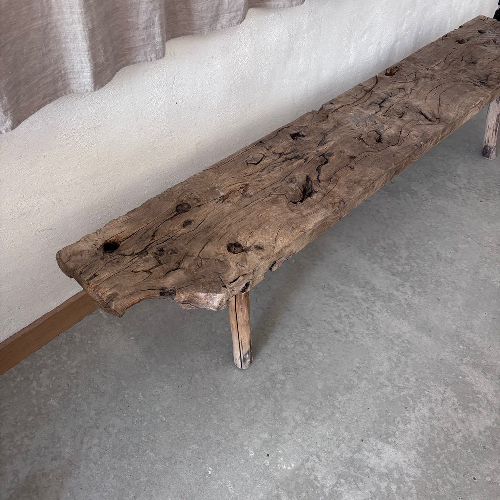 Banc en bois brut