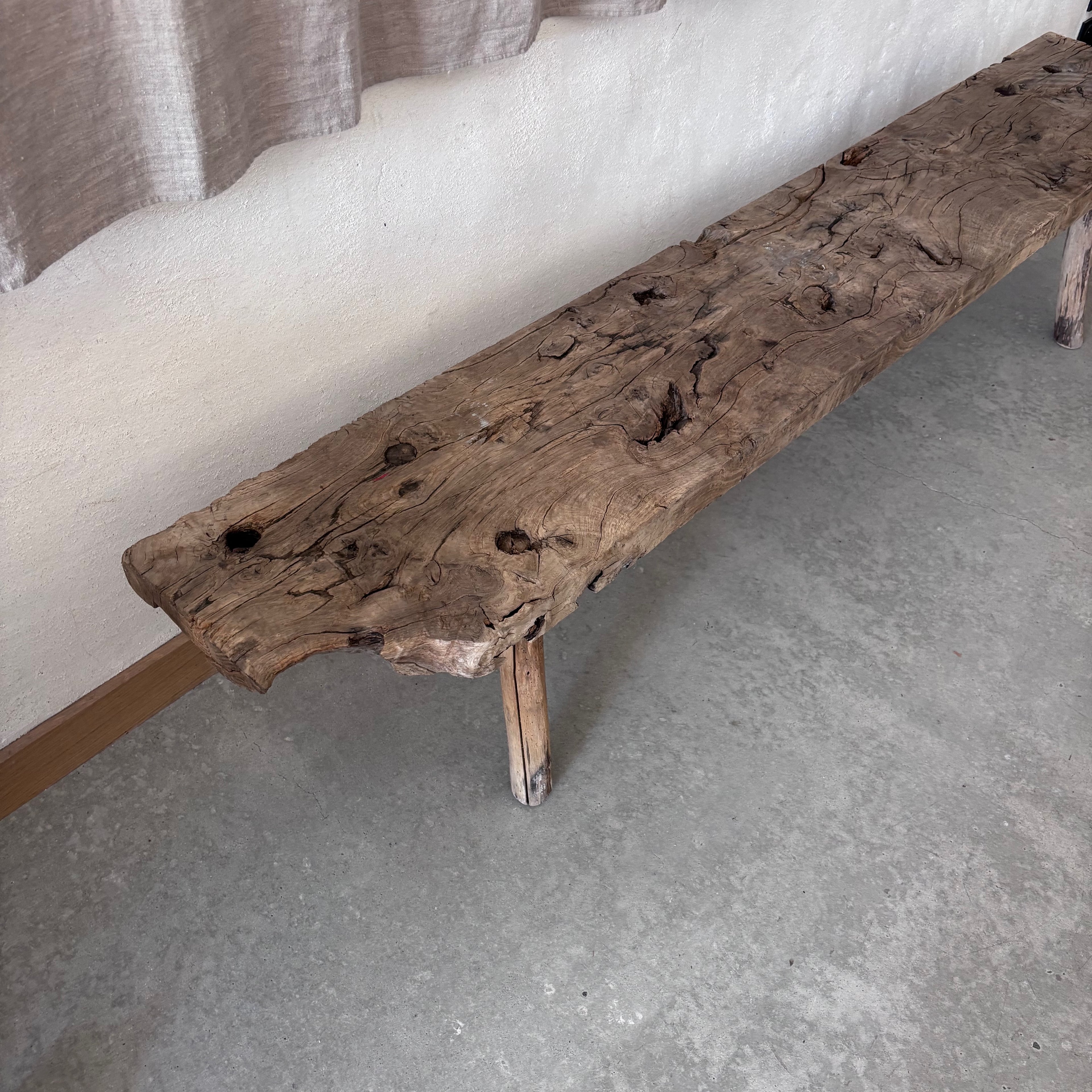 Banc en bois brut