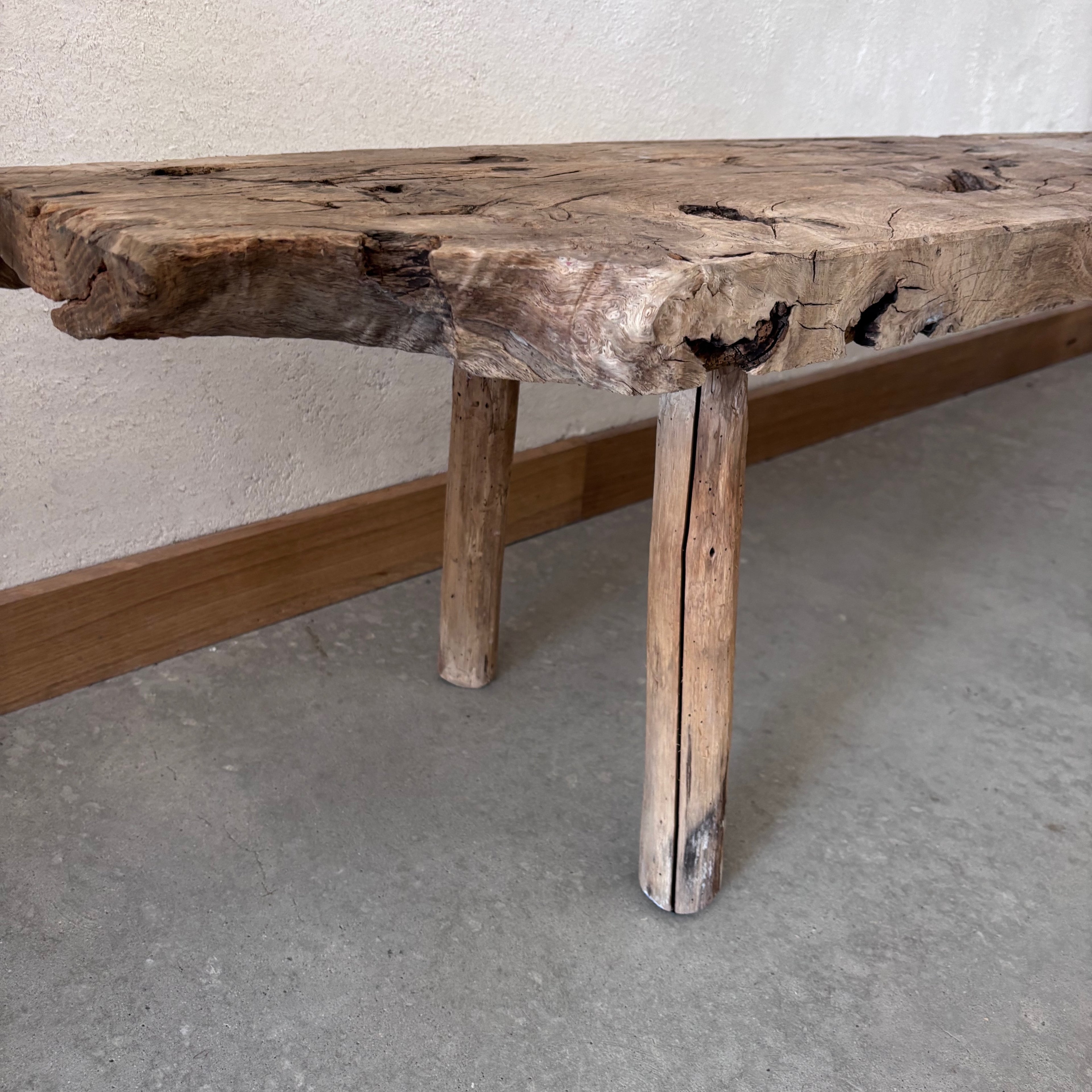 Banc en bois brut