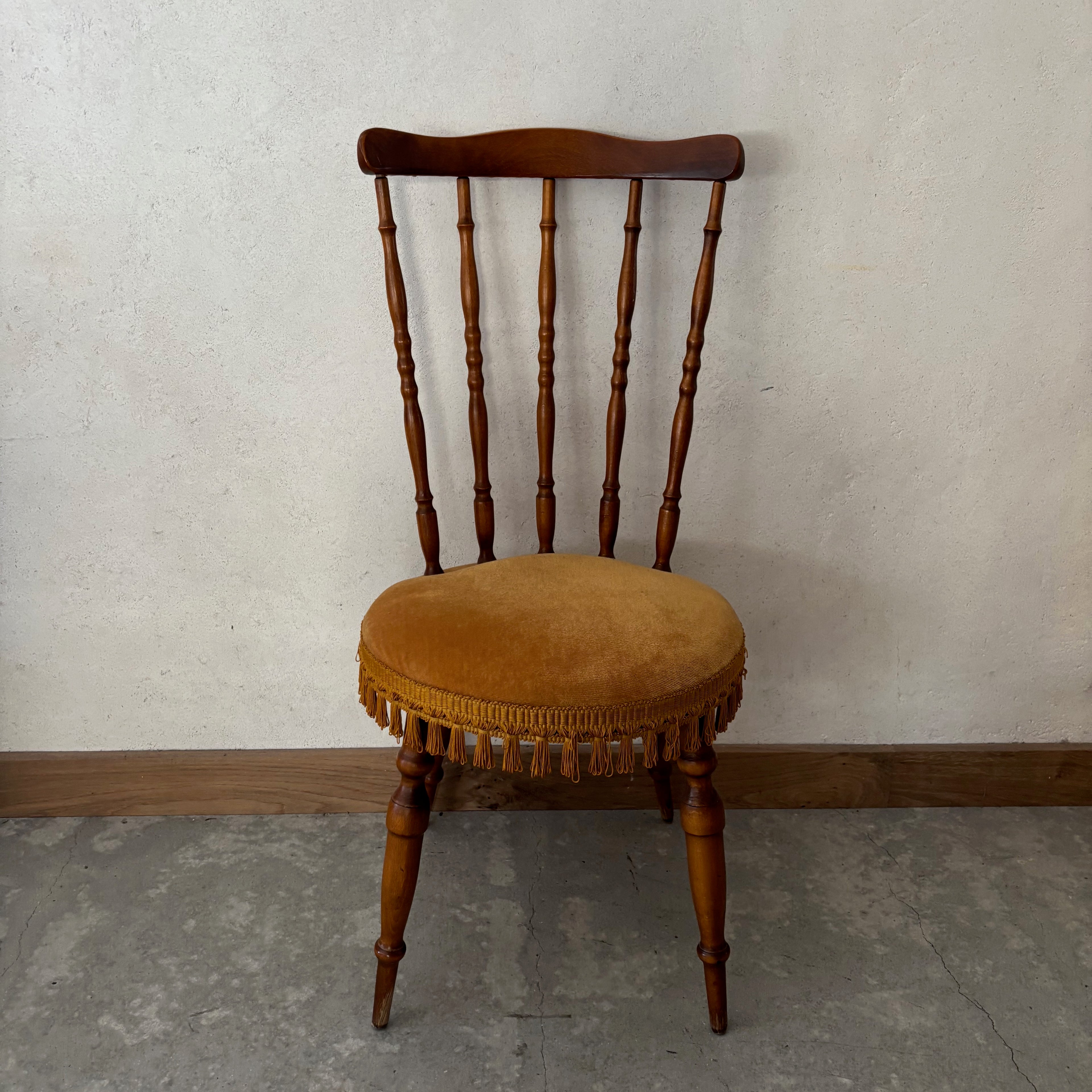 Chaise en bois et velours jaune