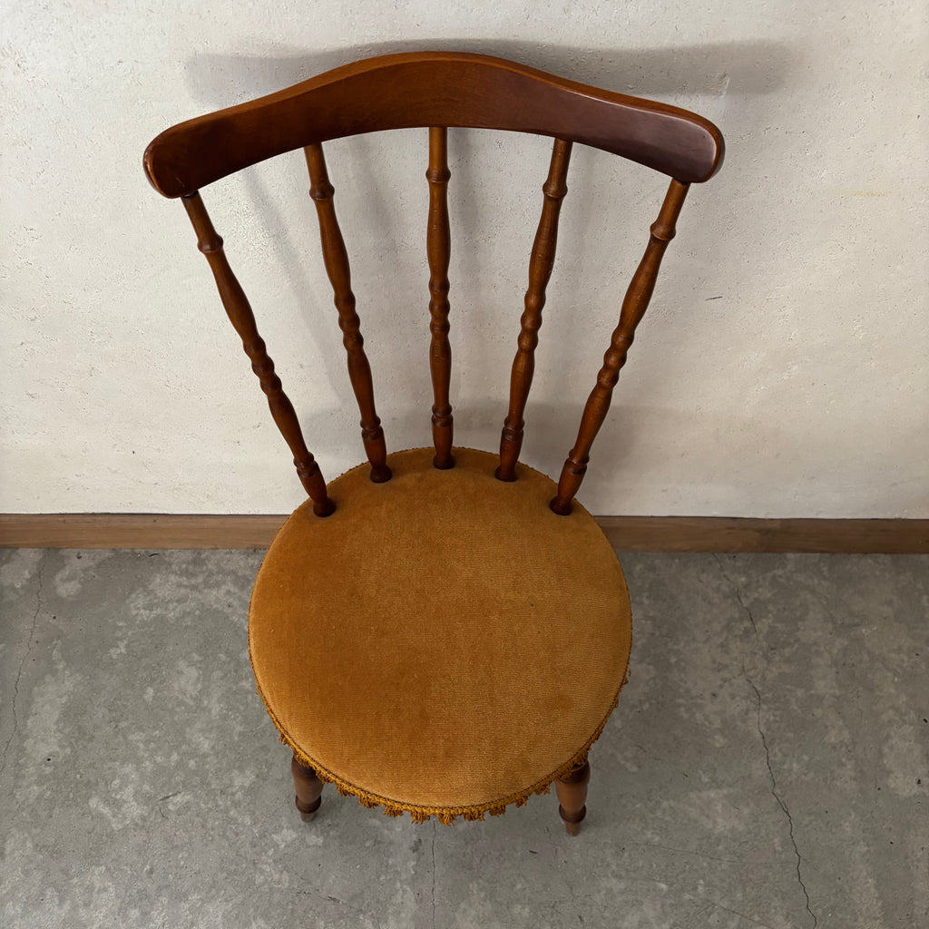 Chaise en bois et velours jaune