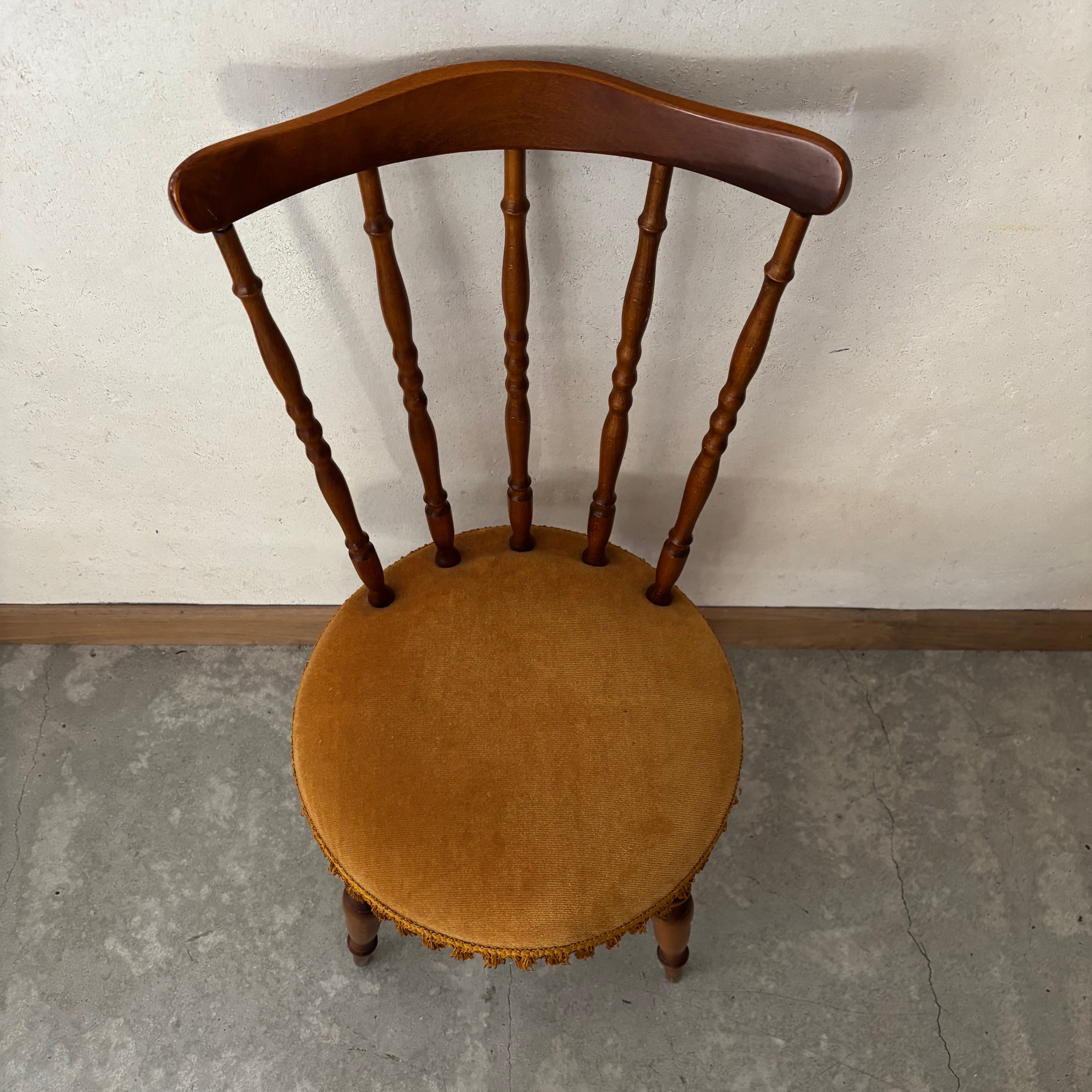 Chaise en bois et velours jaune