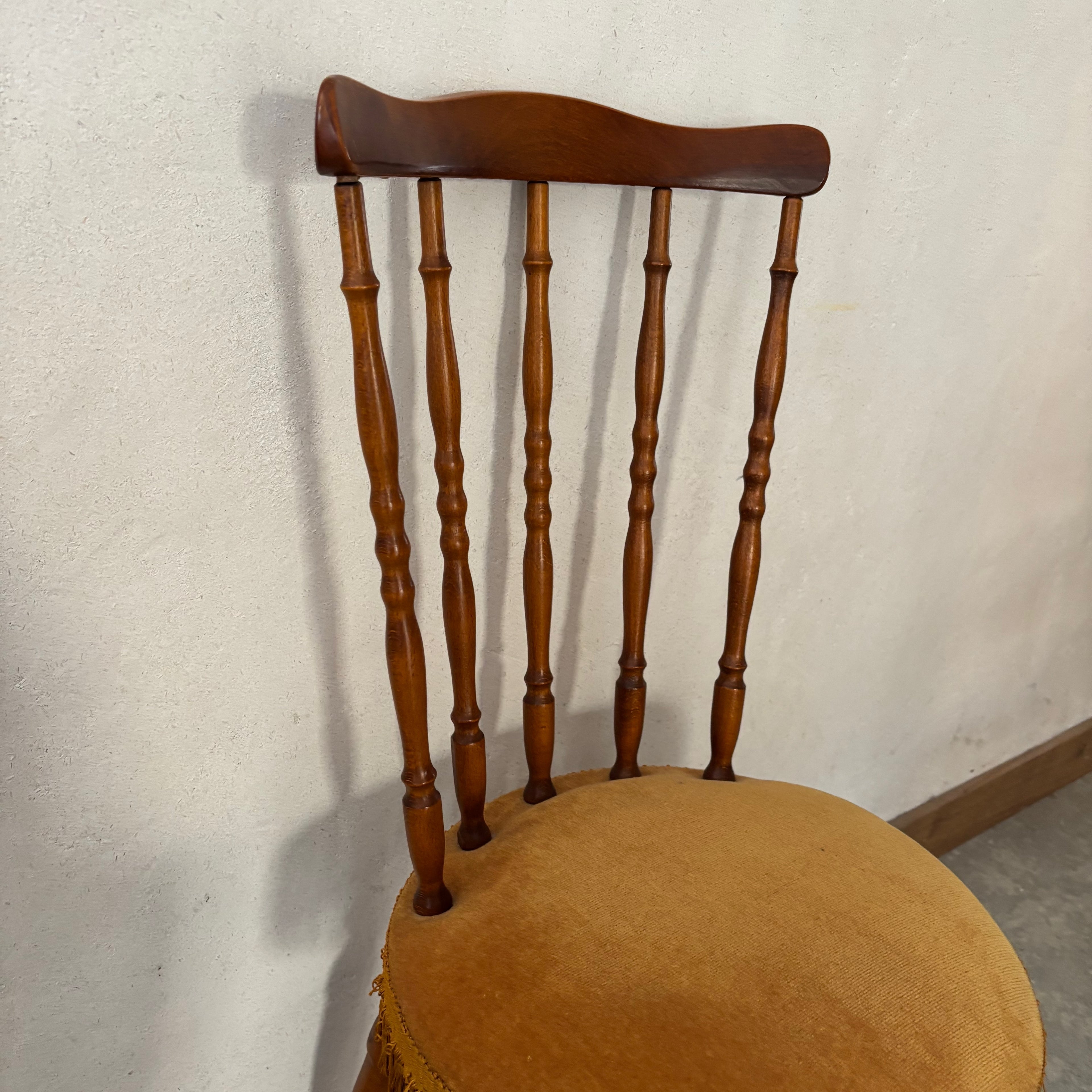 Chaise en bois et velours jaune