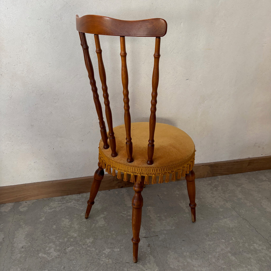 Chaise en bois et velours jaune