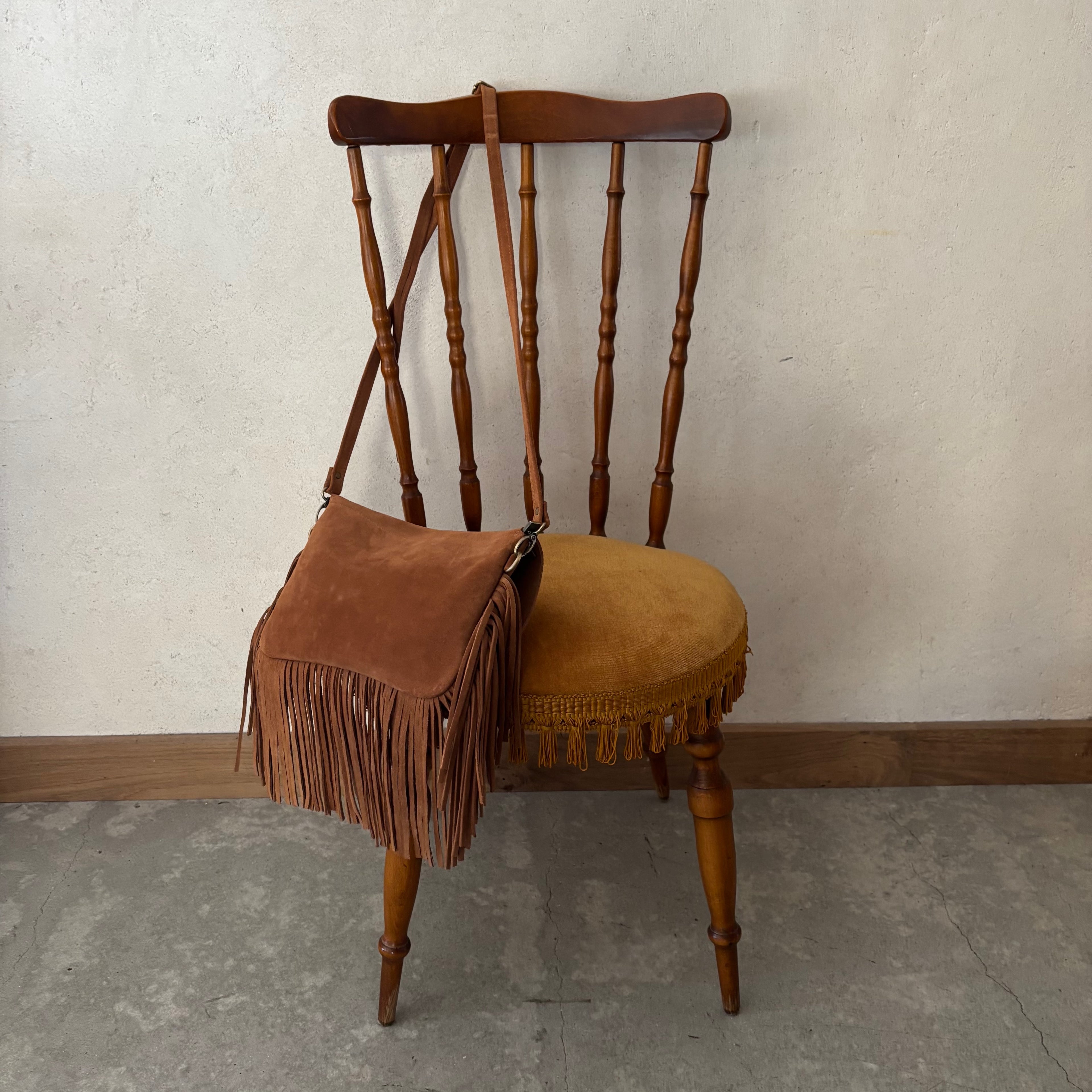 Chaise en bois et velours jaune