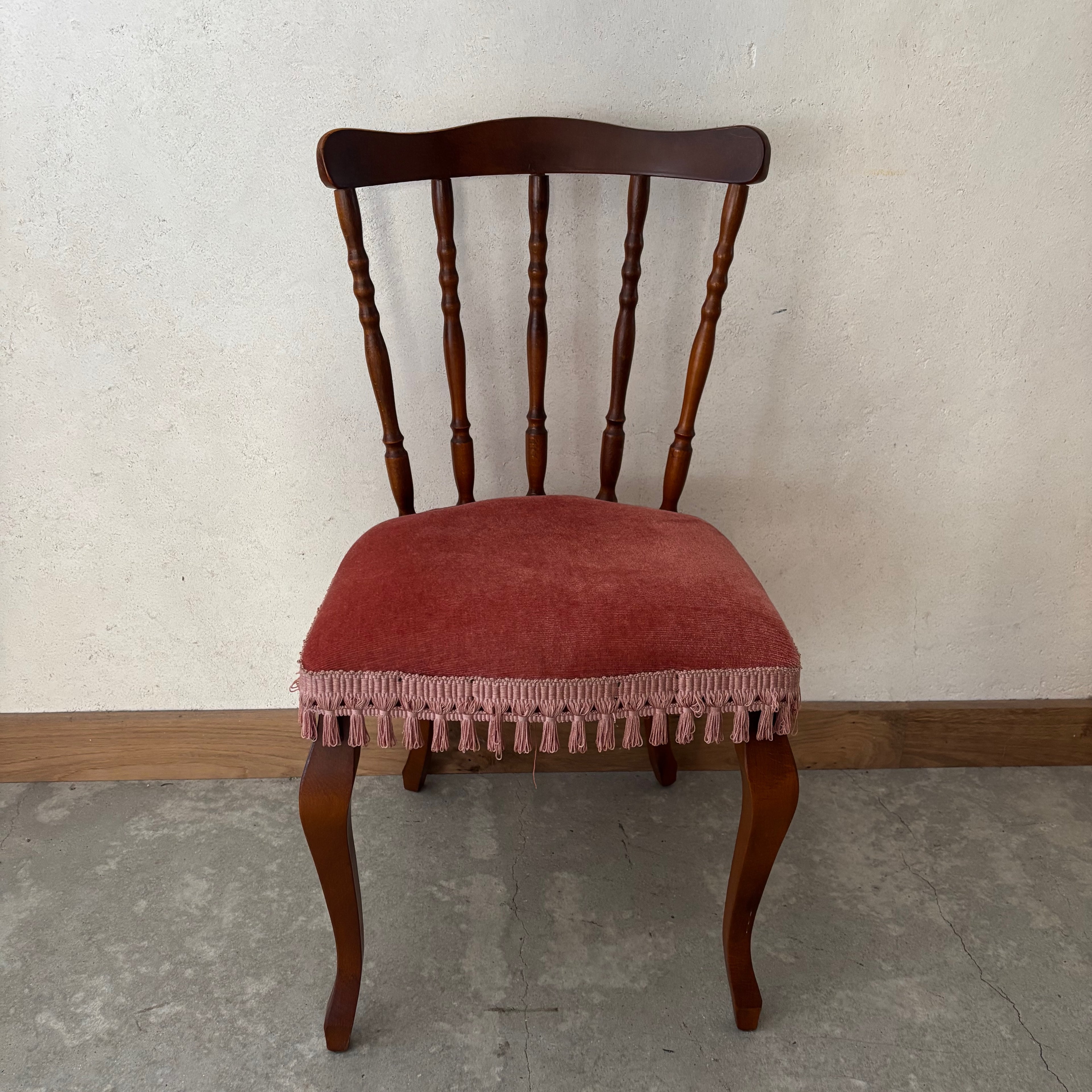 Chaise en bois et velours rouge