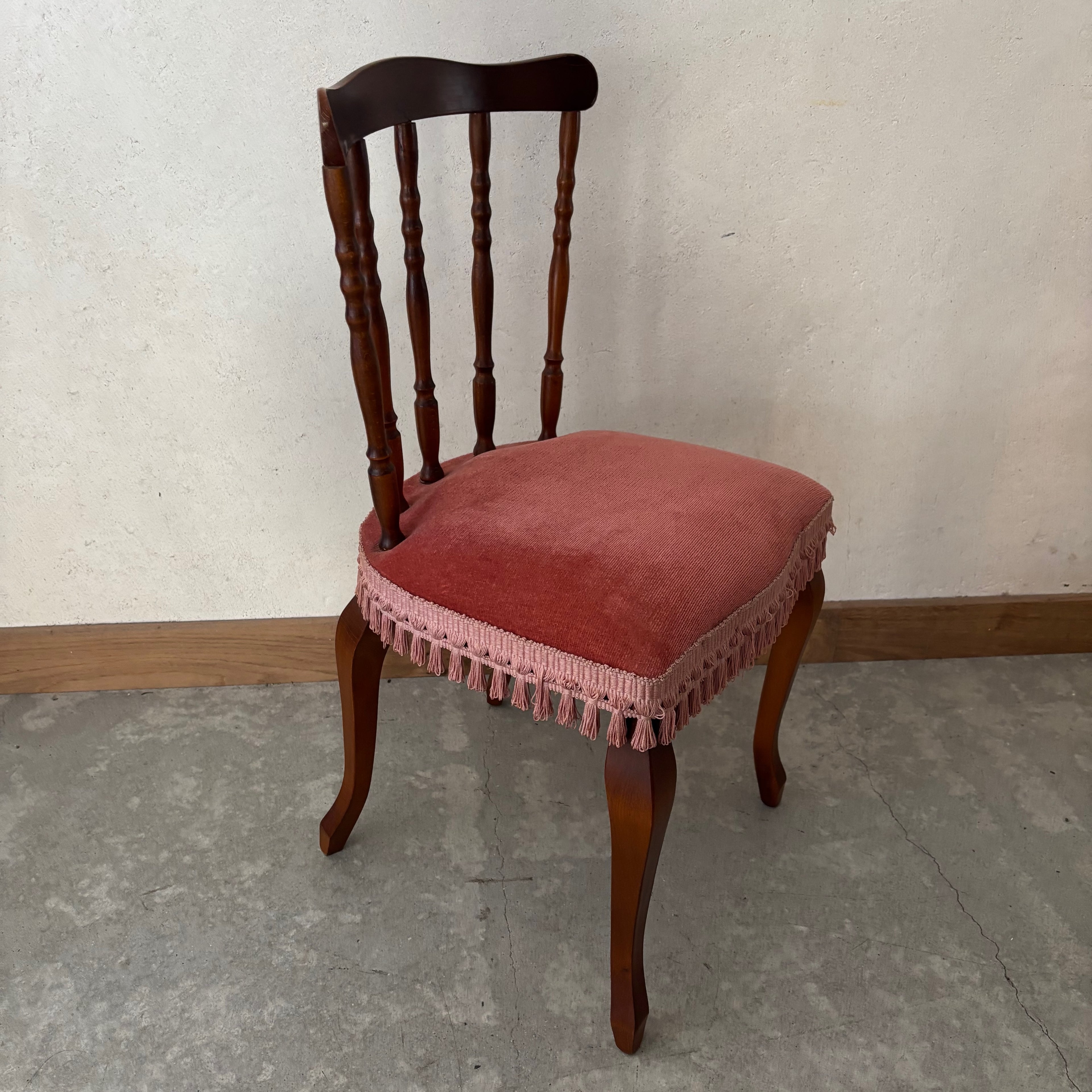 Chaise en bois et velours rouge