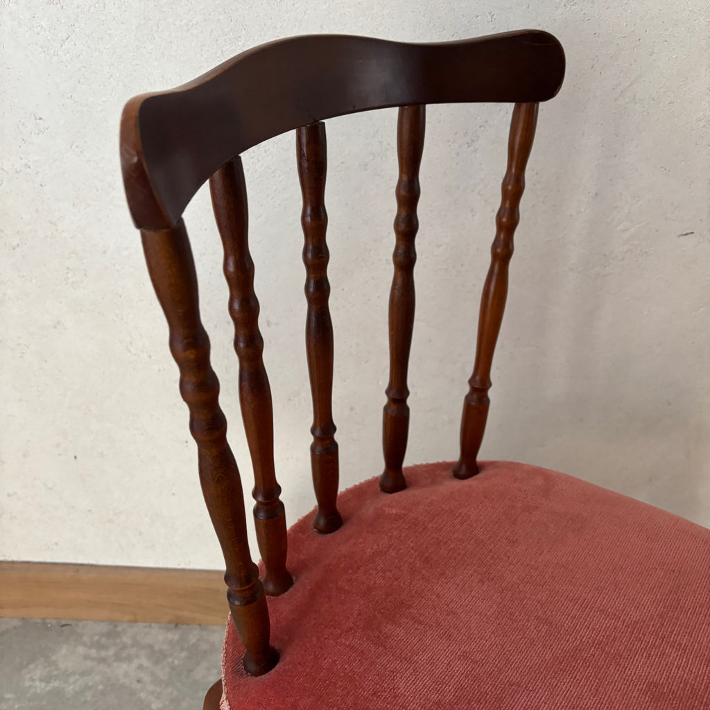 Chaise en bois et velours rouge