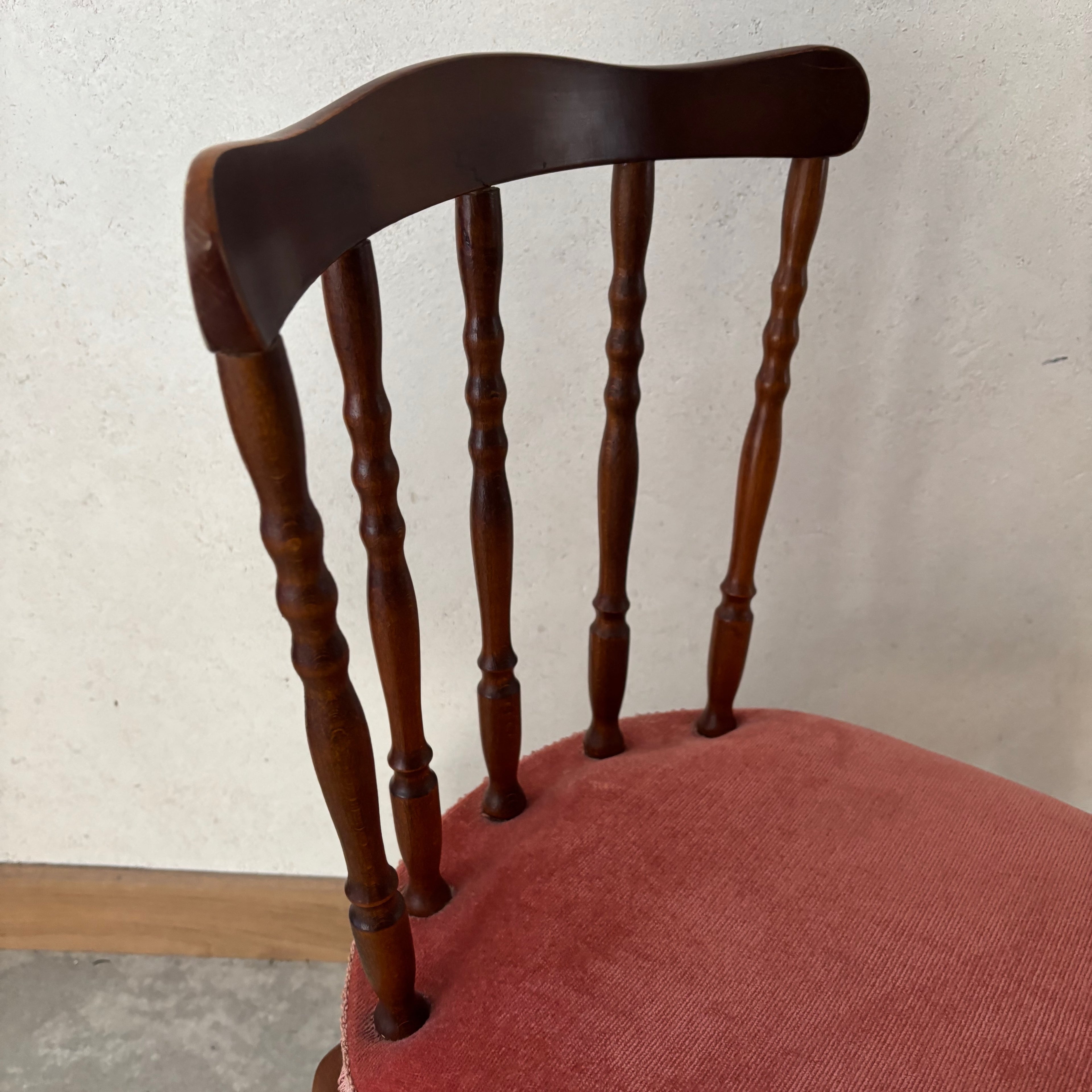 Chaise en bois et velours rouge
