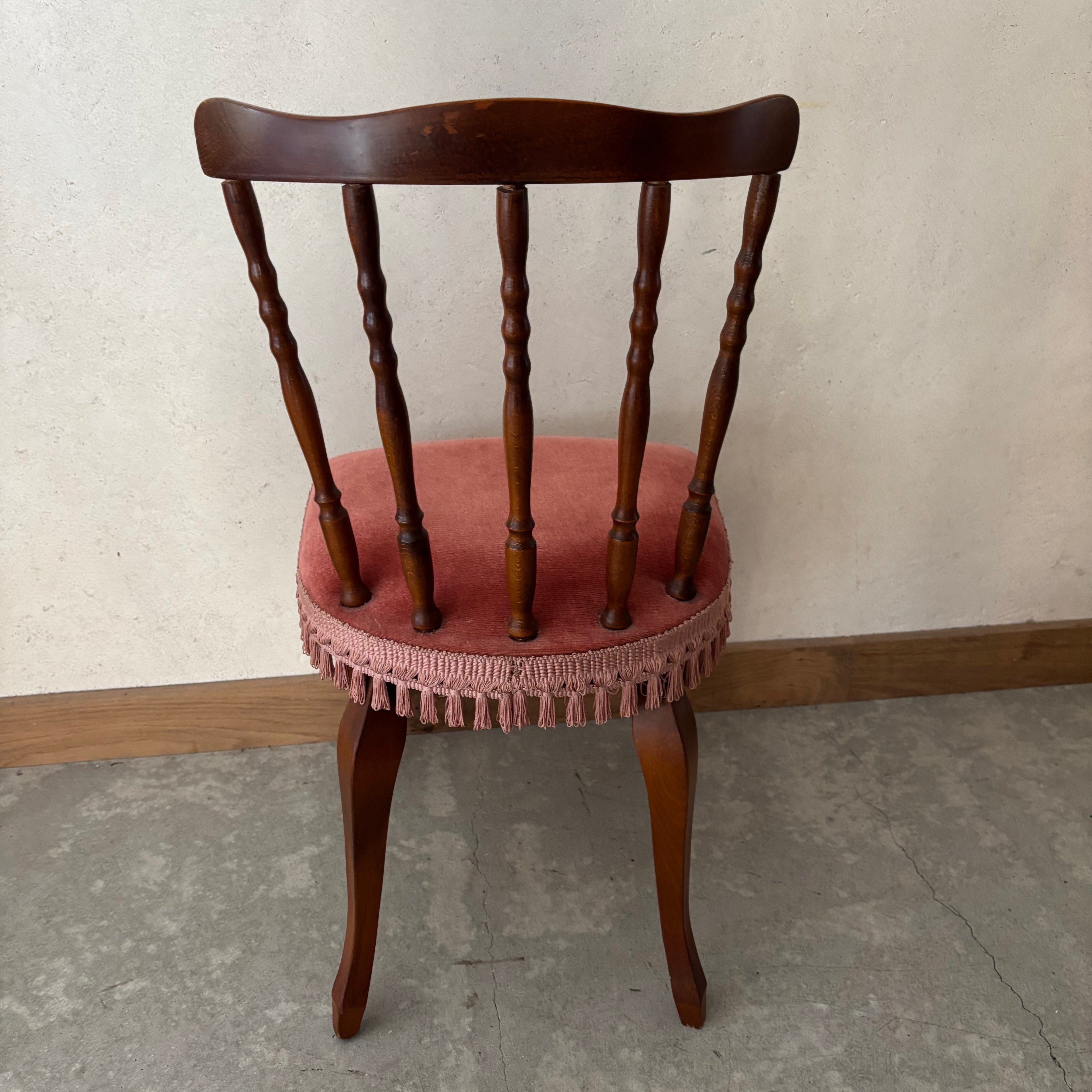 Chaise en bois et velours rouge