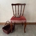Chaise en bois et velours rouge
