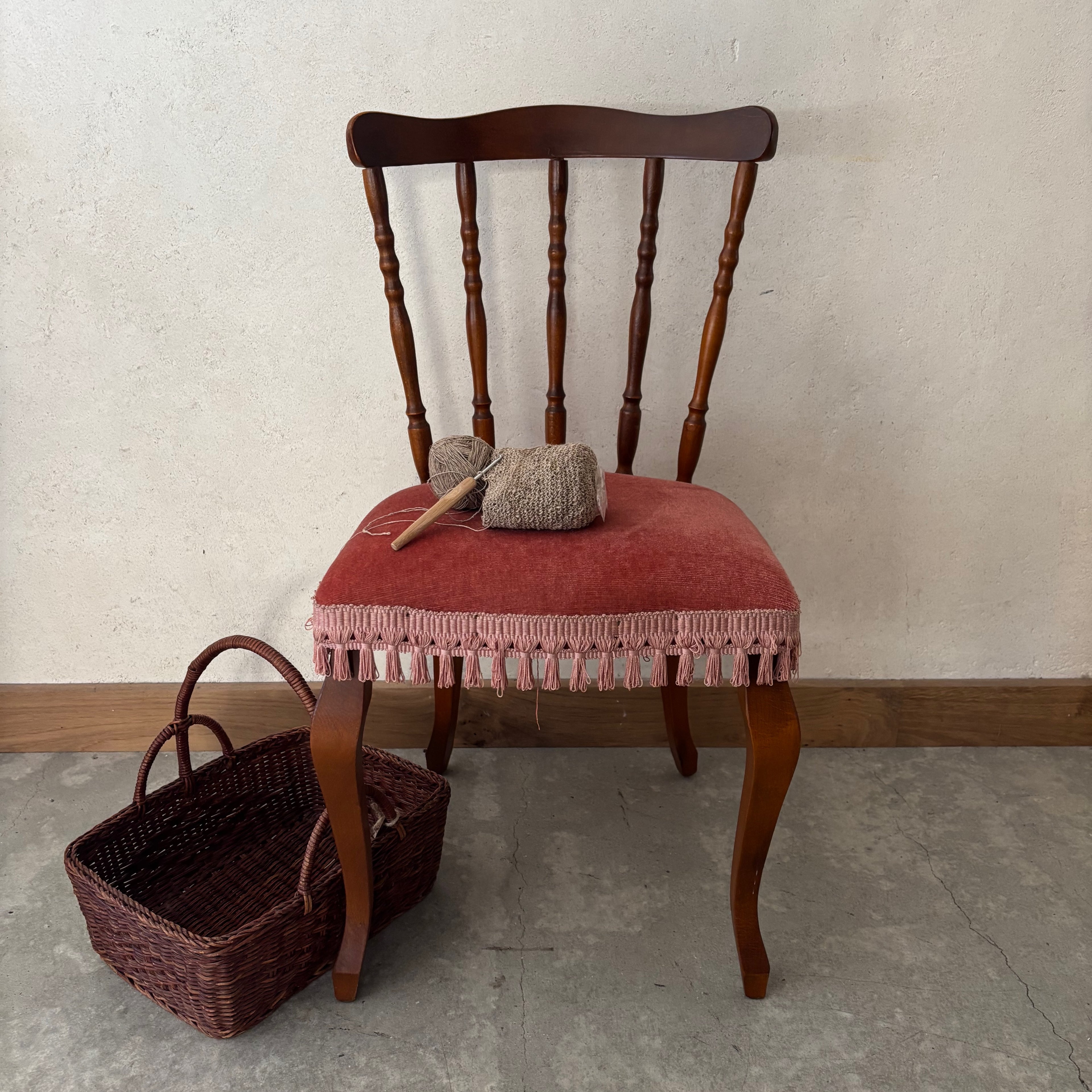 Chaise en bois et velours rouge
