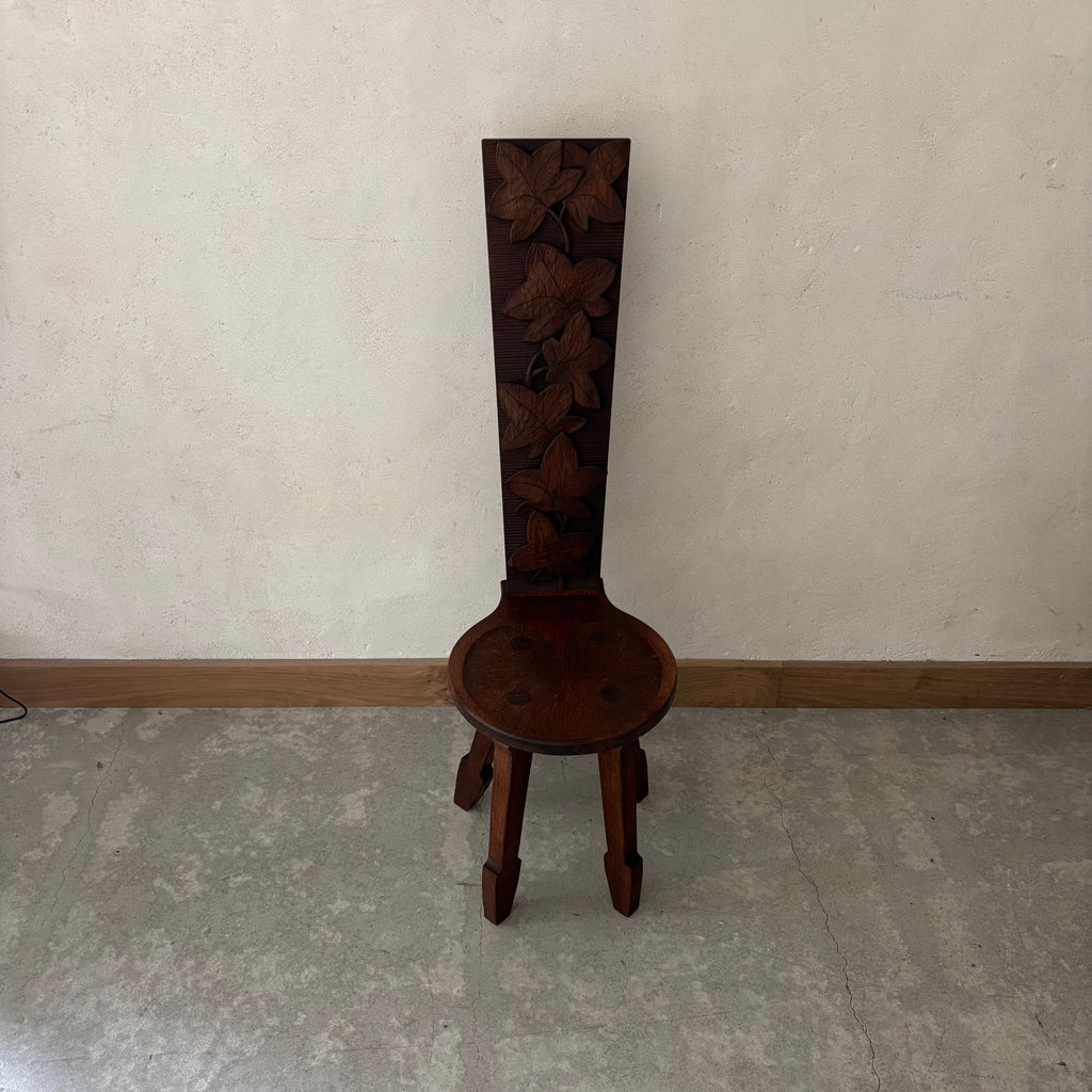 Chaise en chêne sculpté
