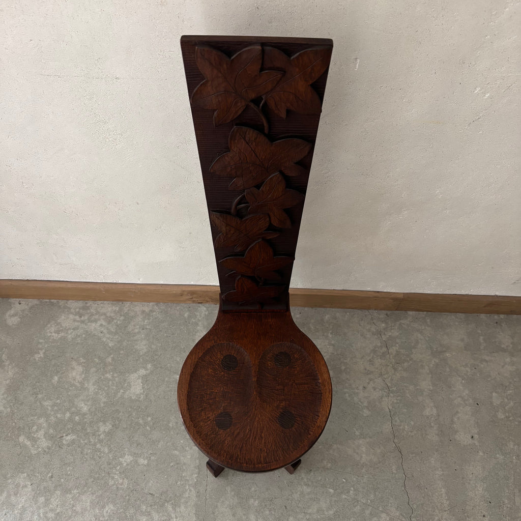 Chaise en chêne sculpté