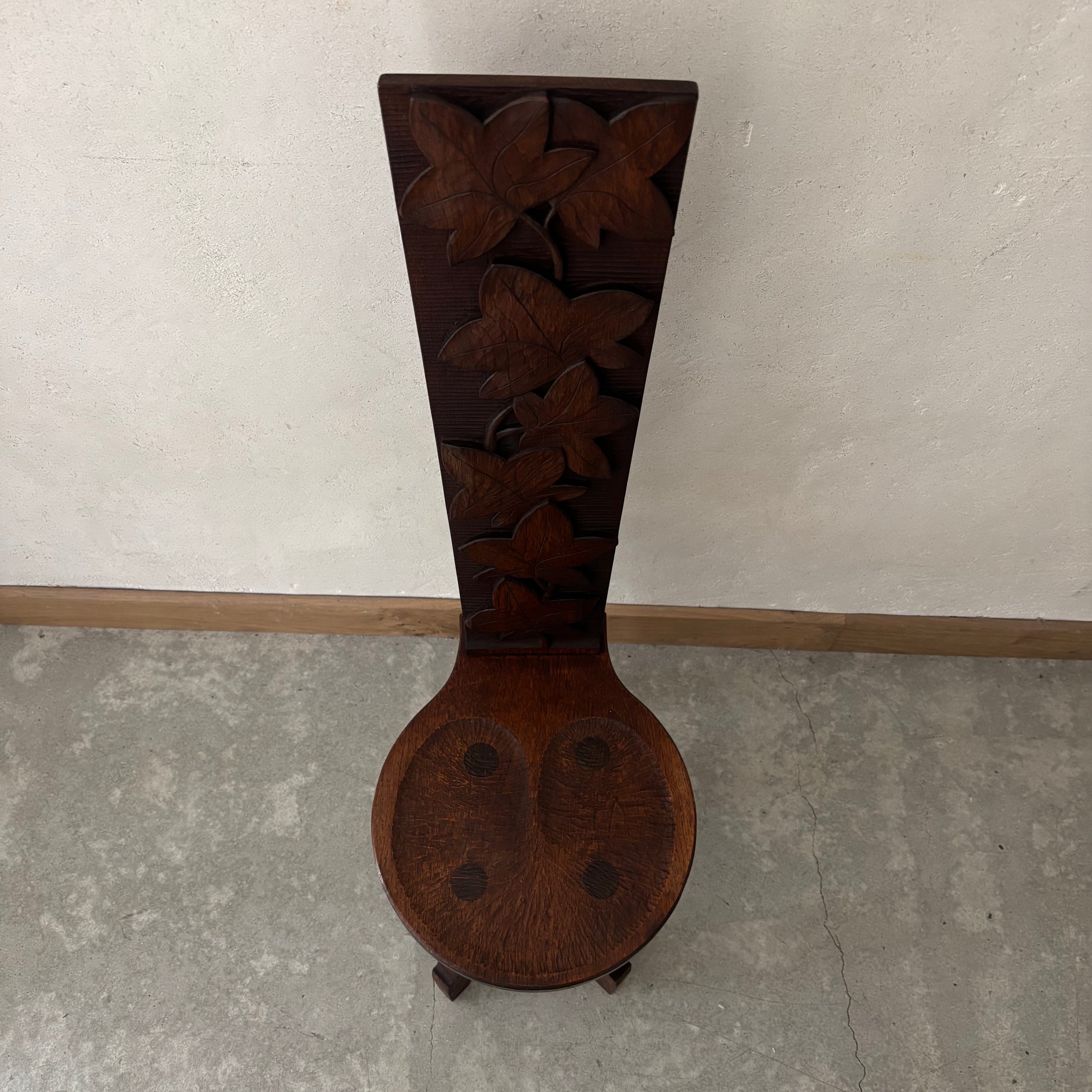 Chaise en chêne sculpté