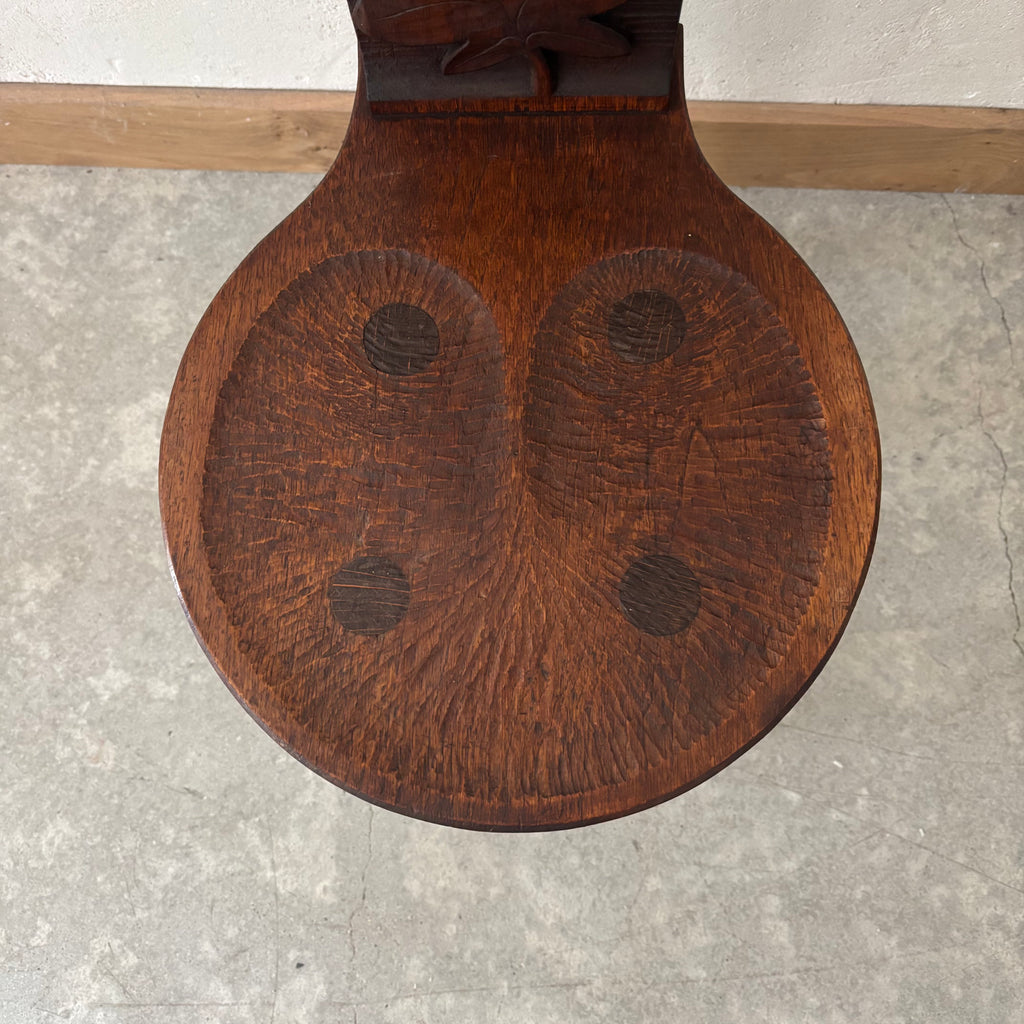 Chaise en chêne sculpté