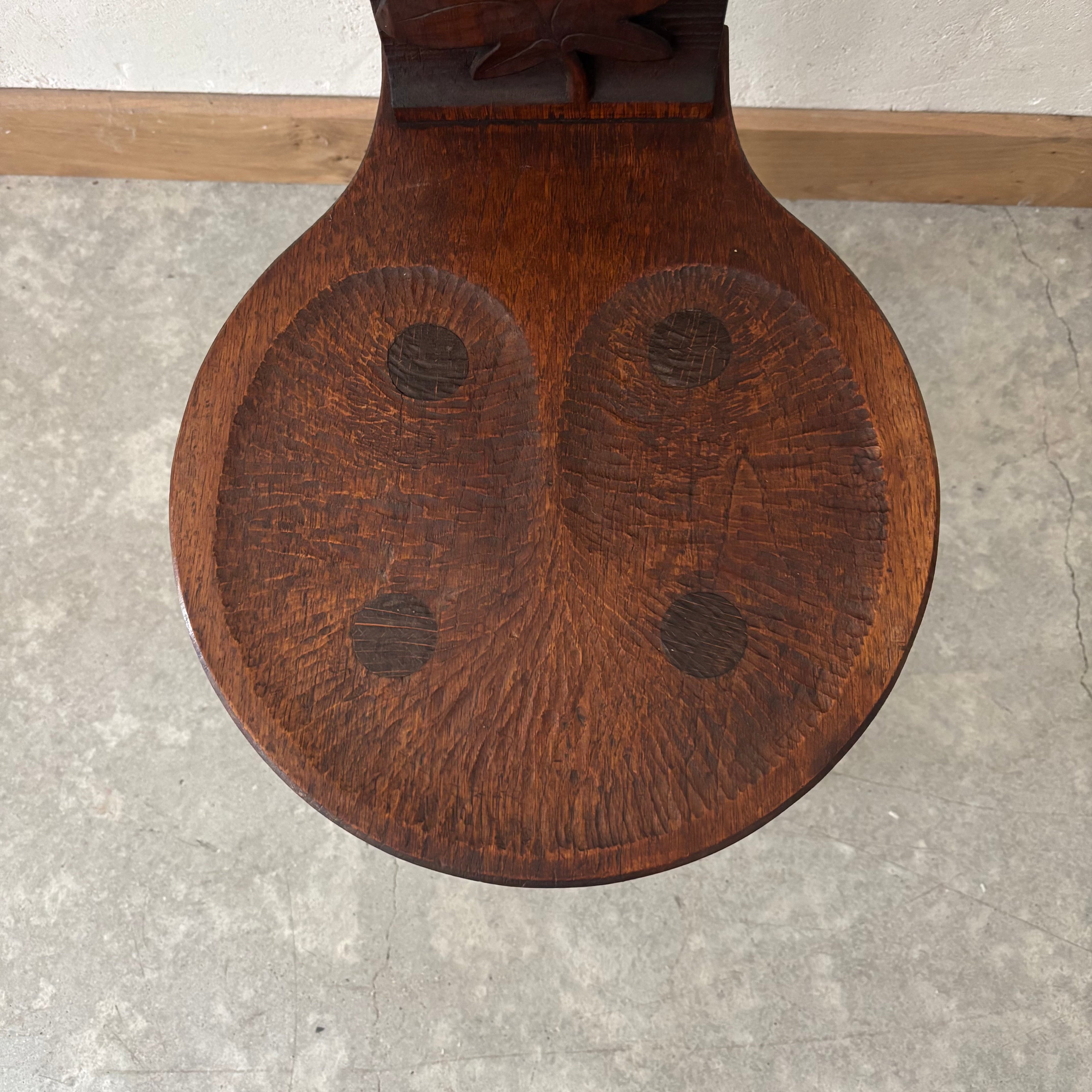 Chaise en chêne sculpté