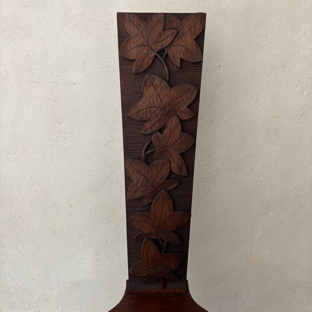 Chaise en chêne sculpté