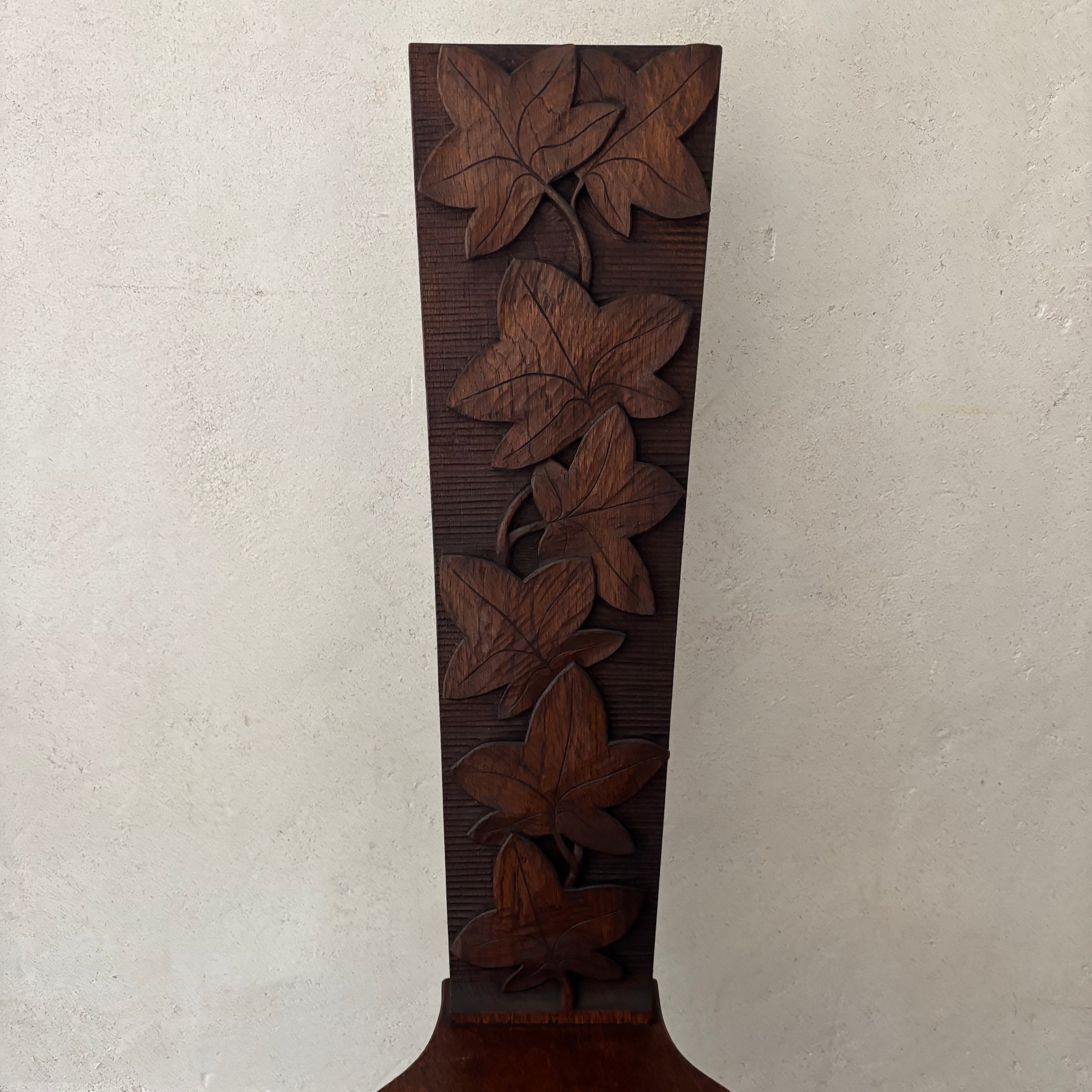 Chaise en chêne sculpté