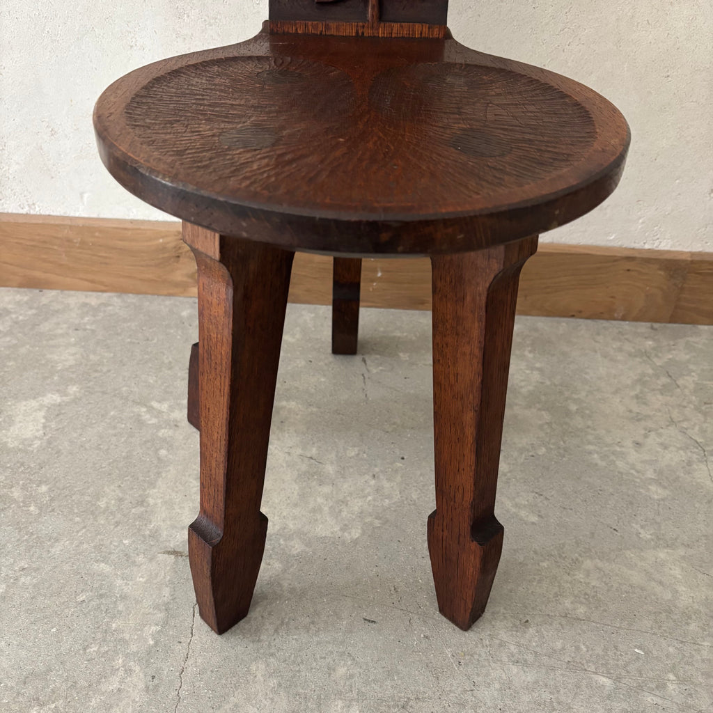 Chaise en chêne sculpté