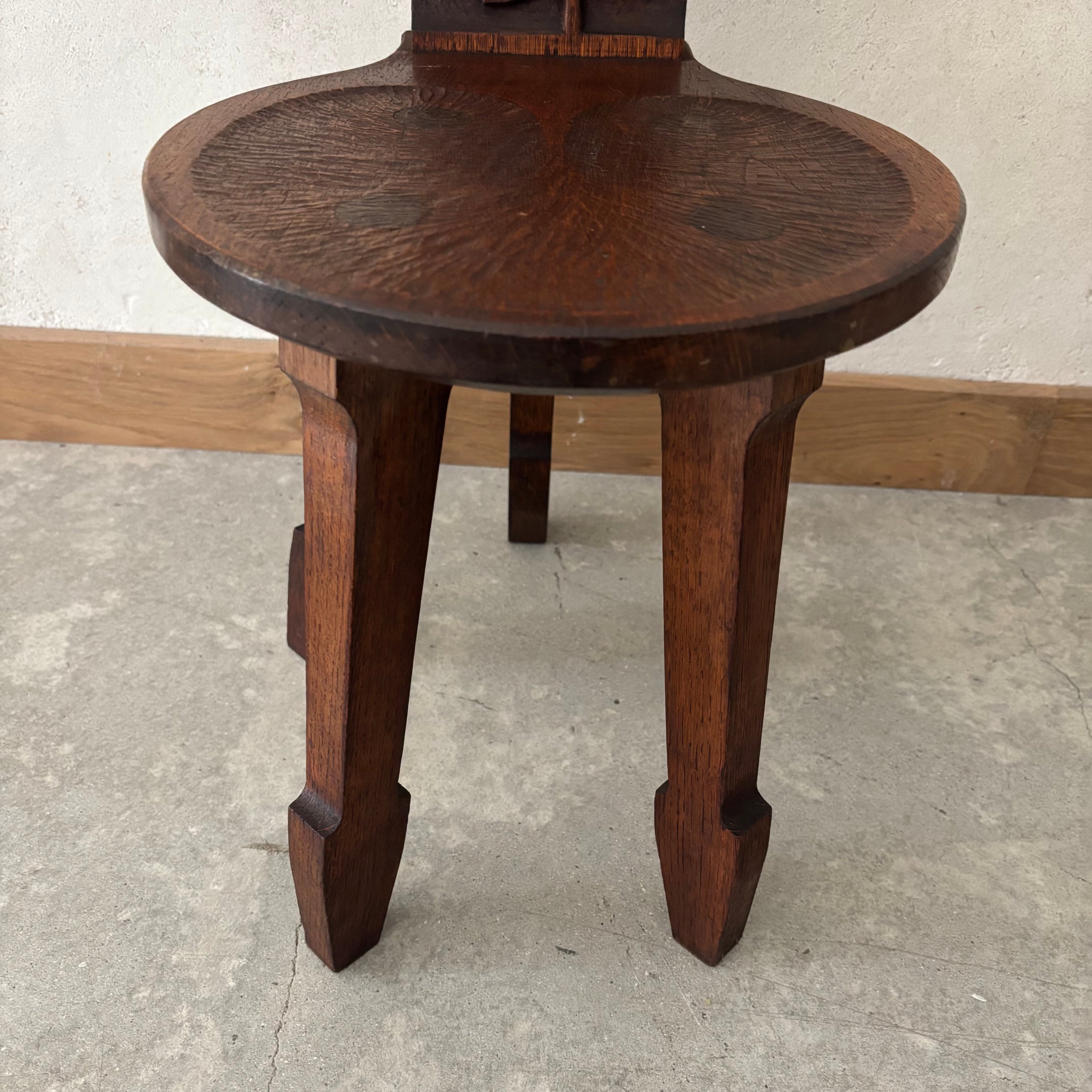Chaise en chêne sculpté