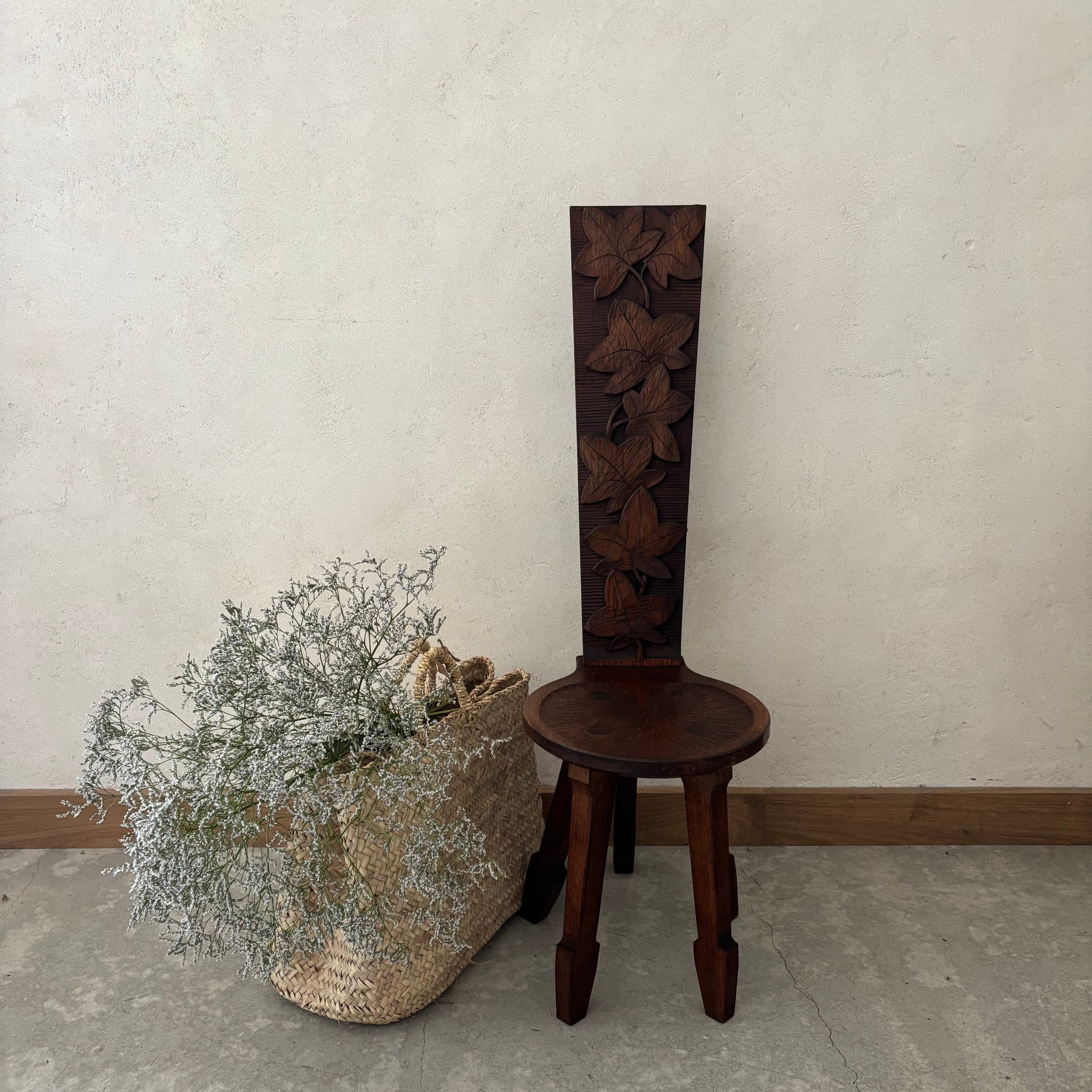 Chaise en chêne sculpté