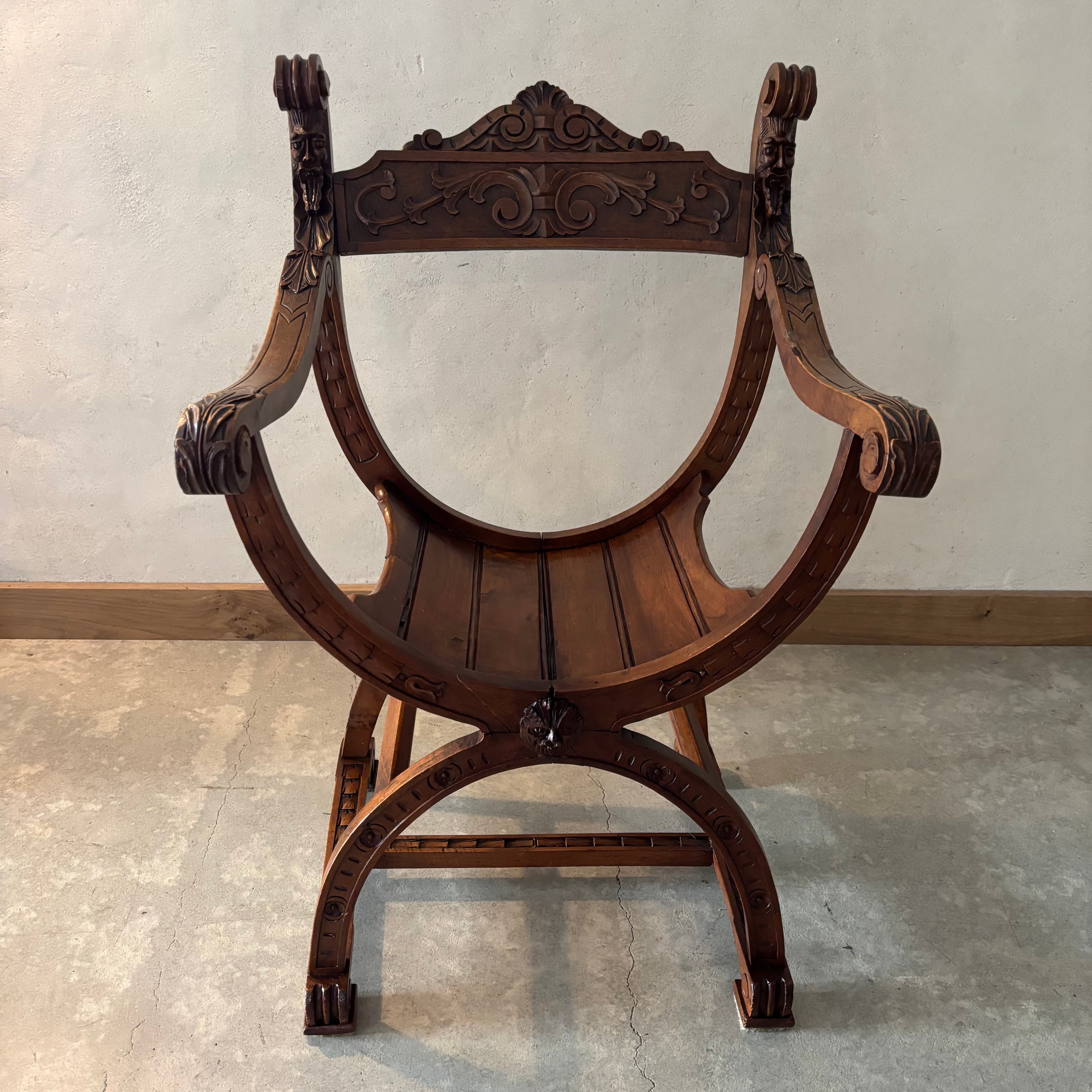 Fauteuil Dagobert en Noyer, style Médiéval