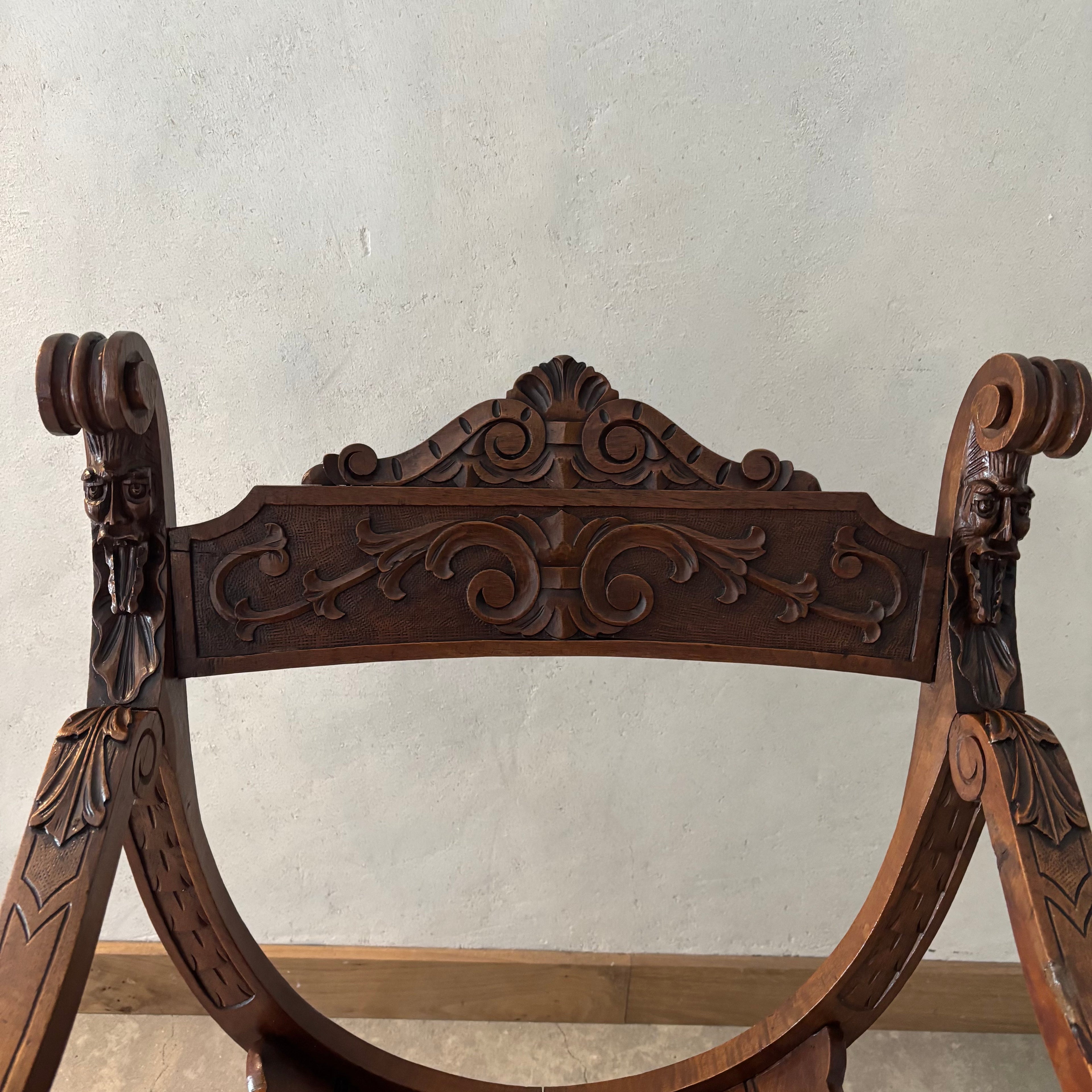 Fauteuil Dagobert en Noyer, style Médiéval