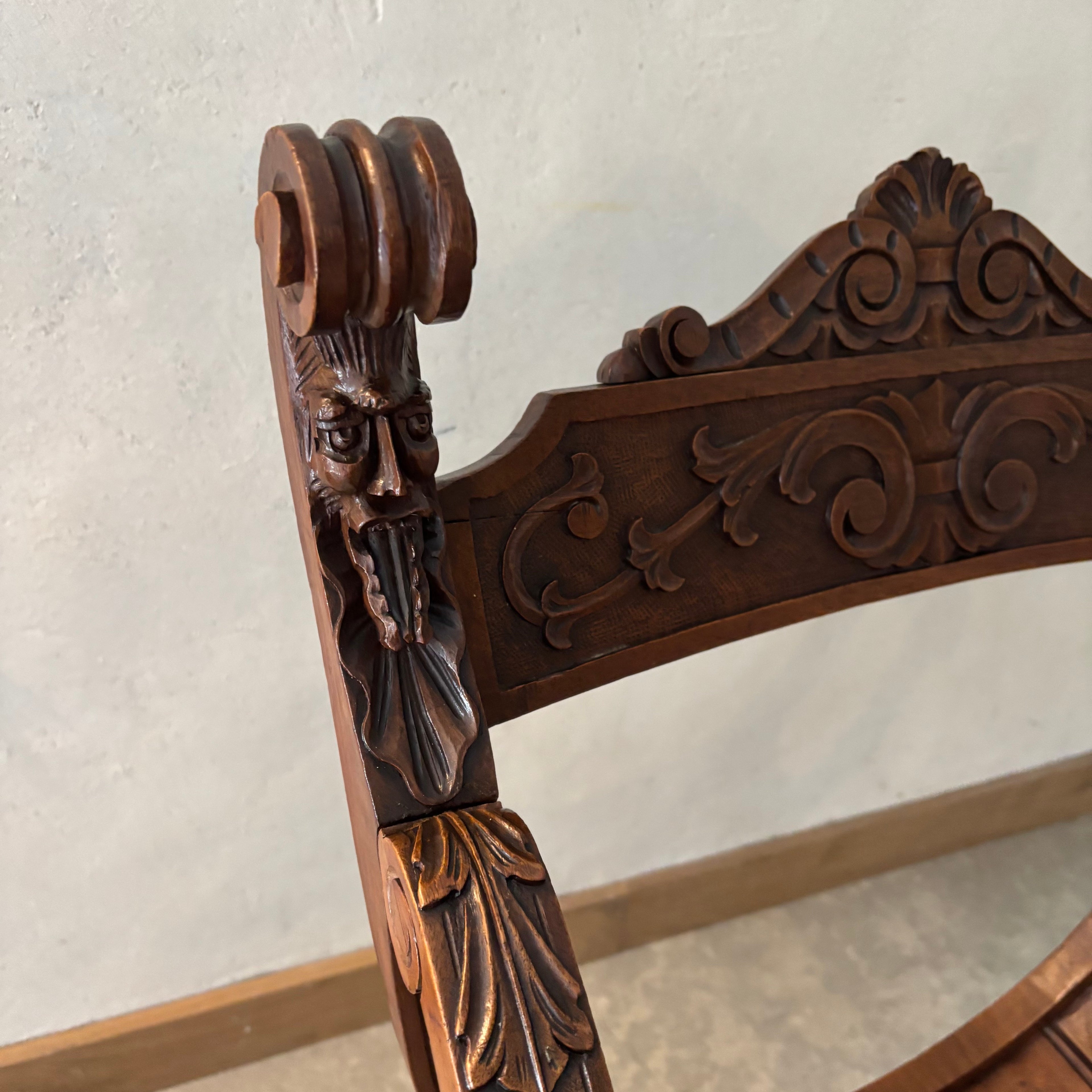Fauteuil Dagobert en Noyer, style Médiéval