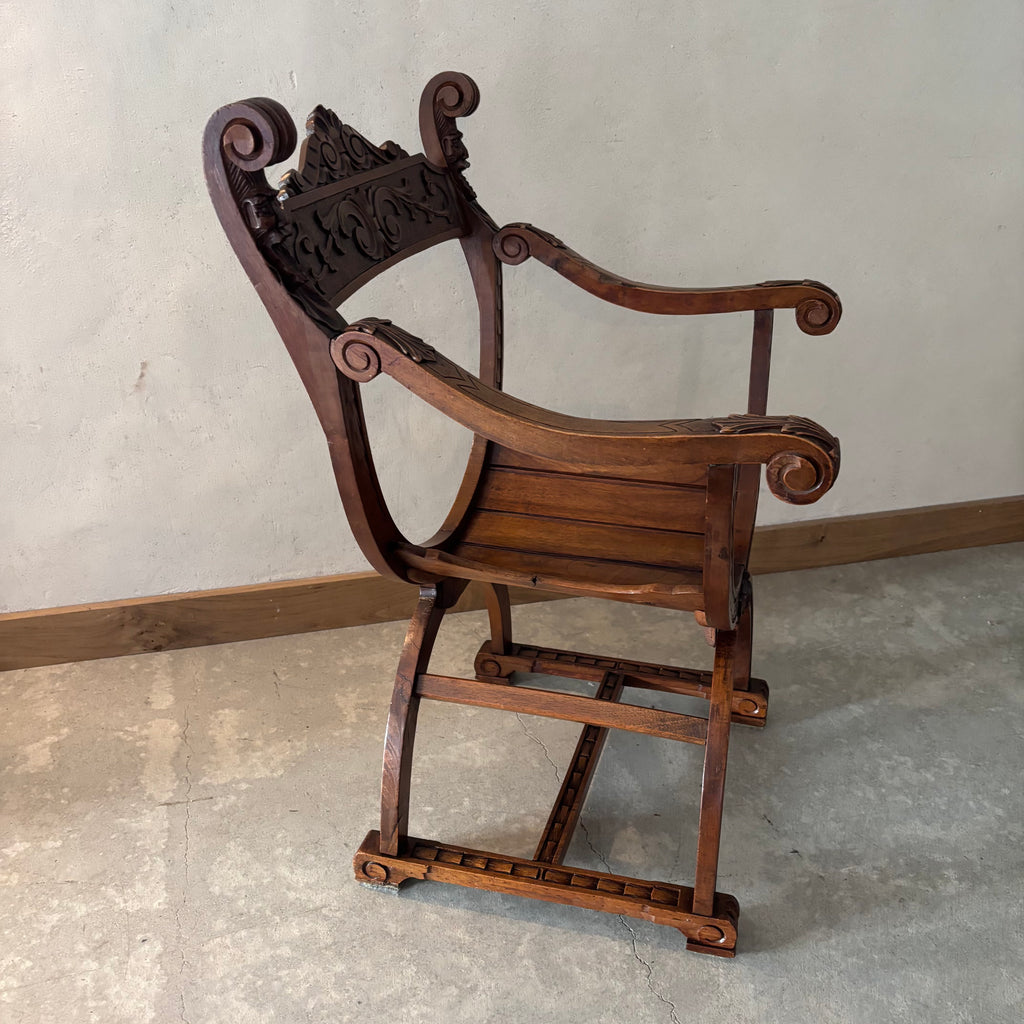 Fauteuil Dagobert en Noyer, style Médiéval