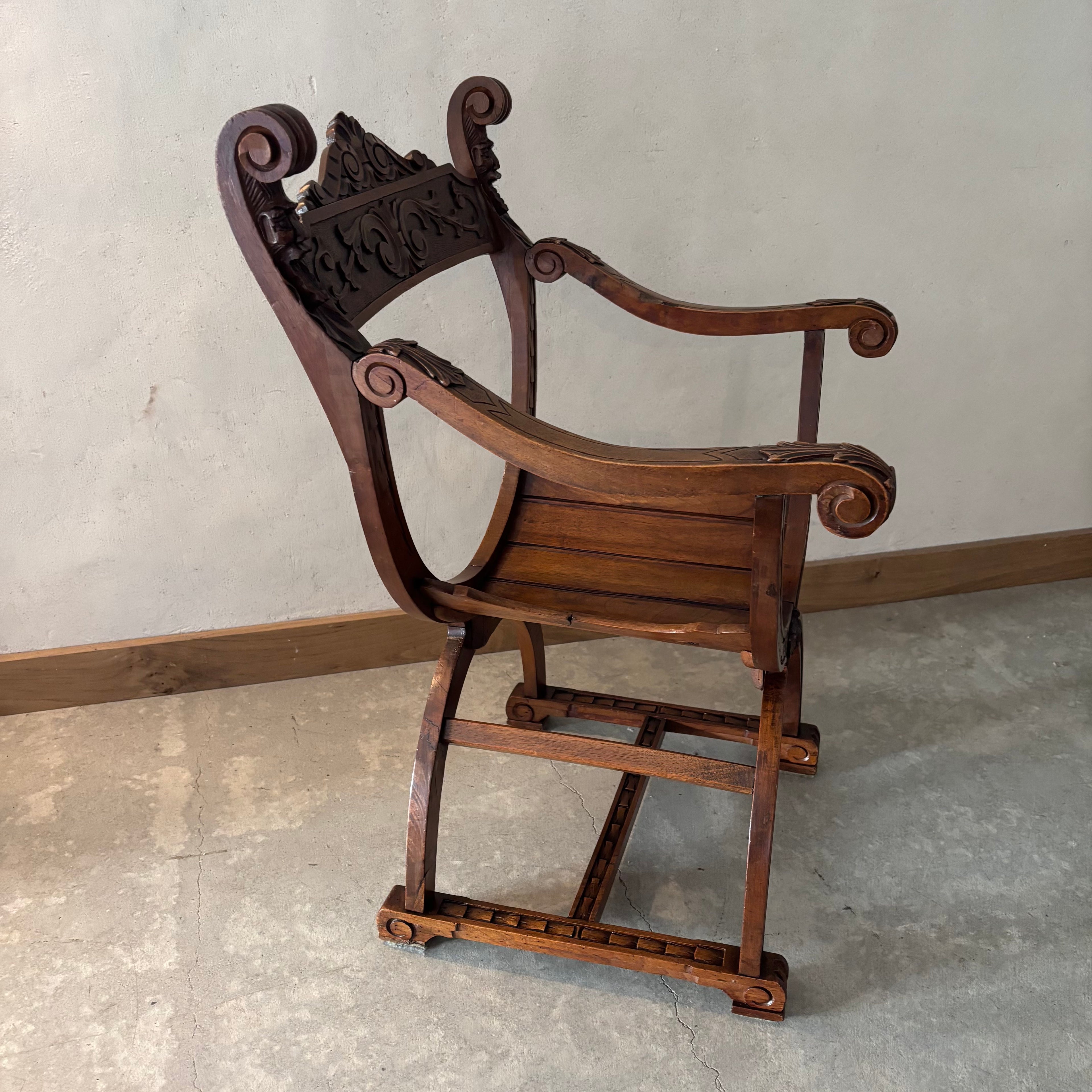Fauteuil Dagobert en Noyer, style Médiéval