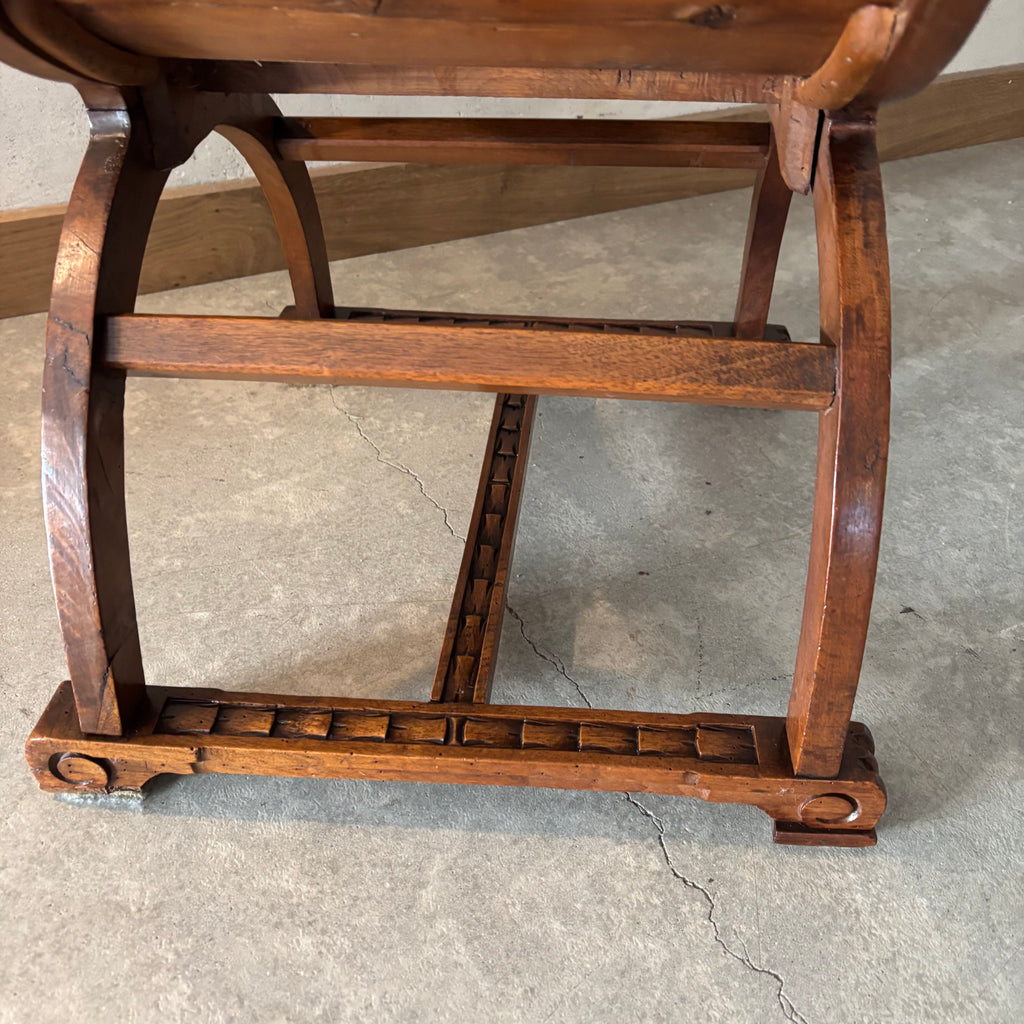 Fauteuil Dagobert en Noyer, style Médiéval