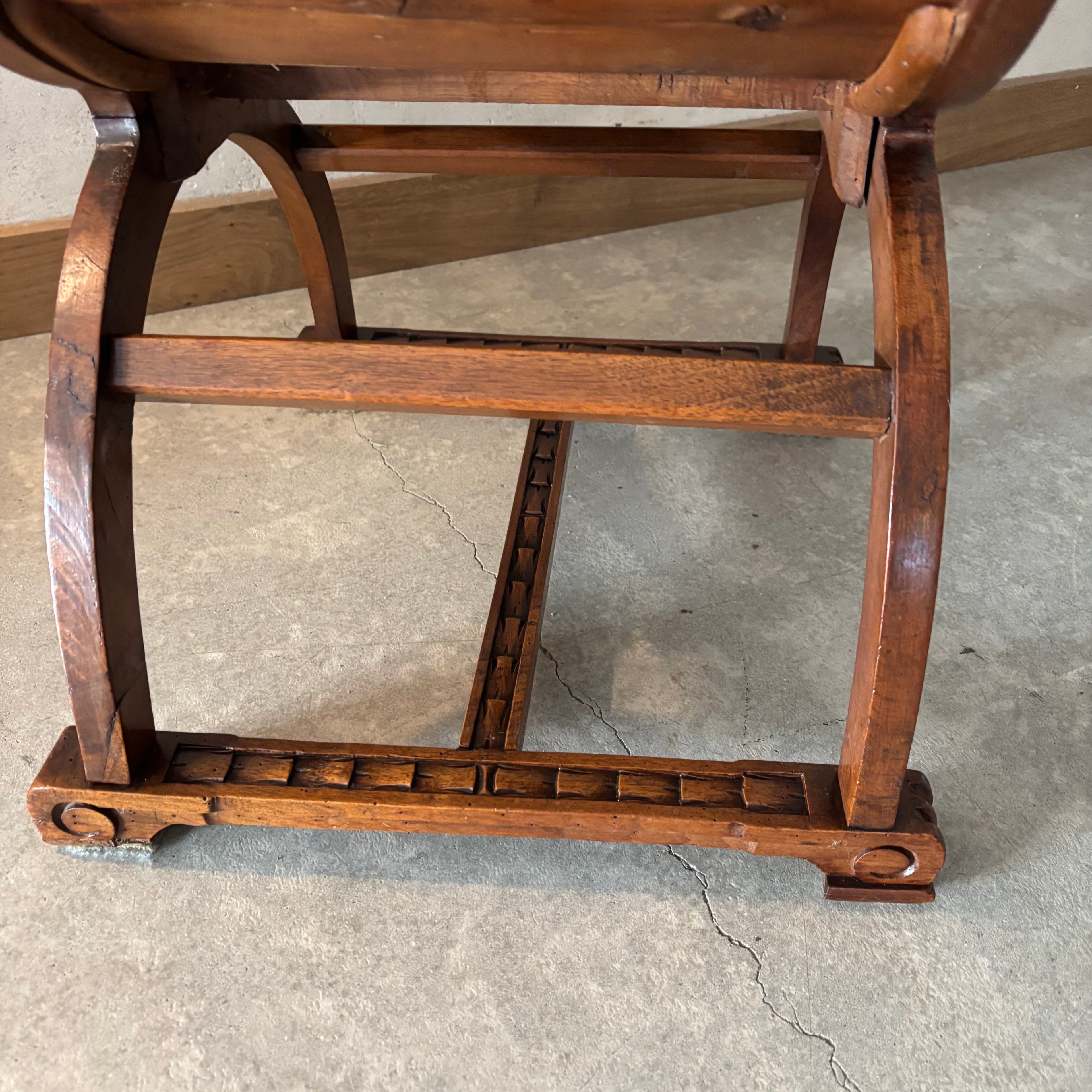 Fauteuil Dagobert en Noyer, style Médiéval