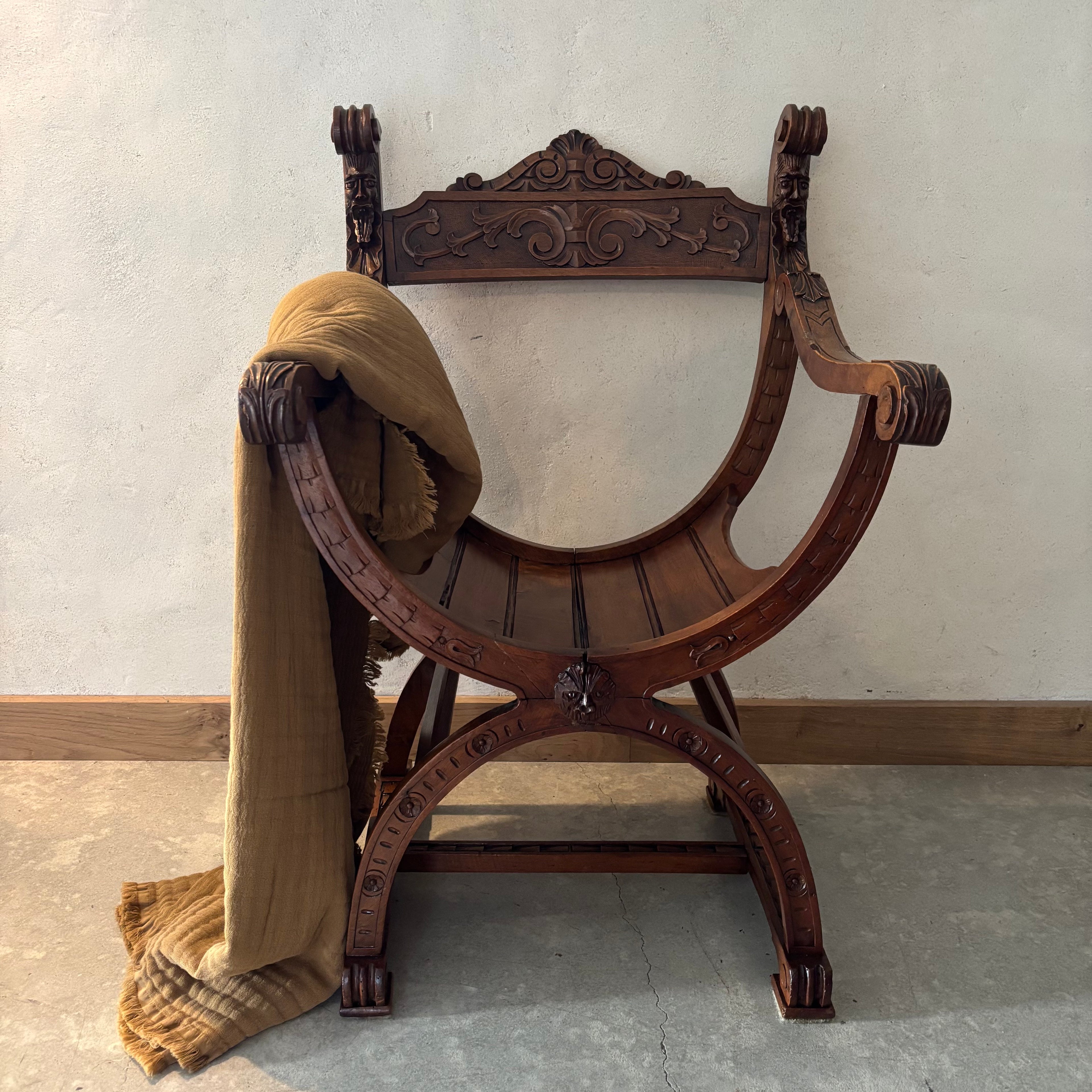 Fauteuil Dagobert en Noyer, style Médiéval