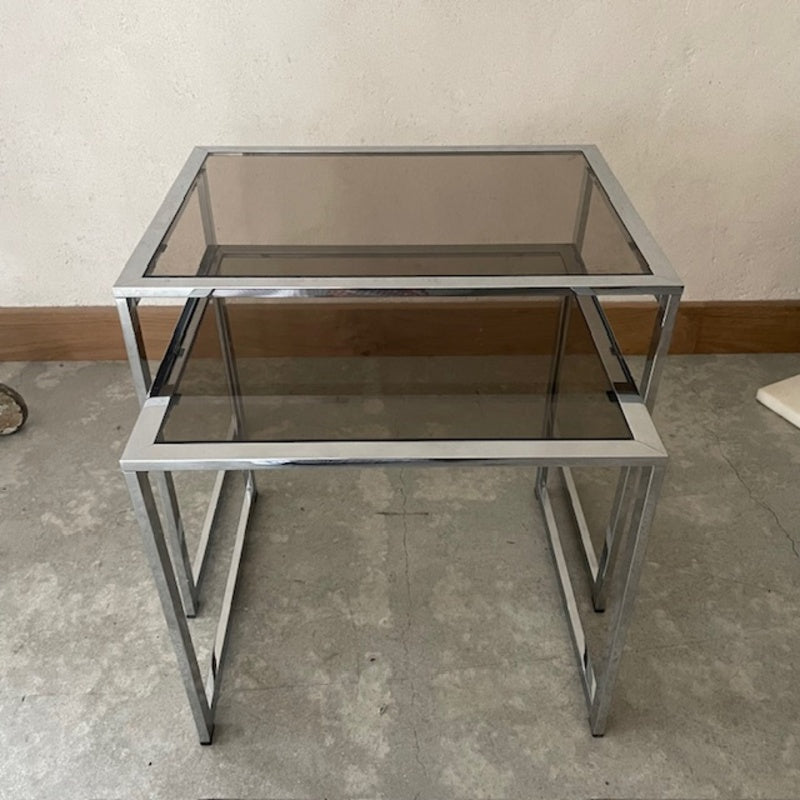 Tables gigognes