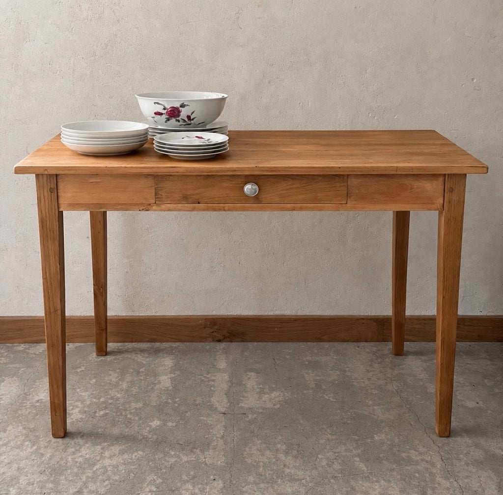 Table de ferme avec un tiroir