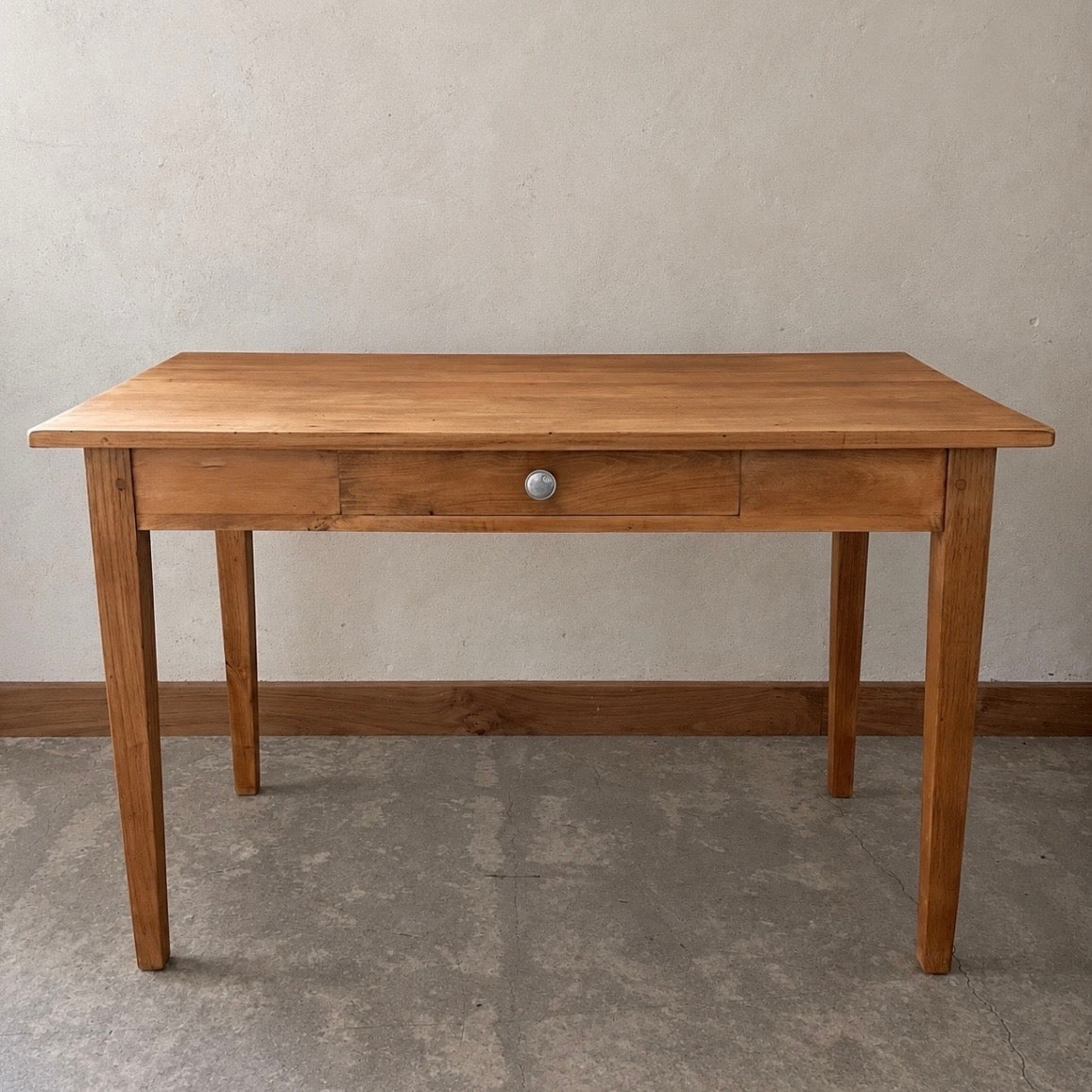 Table de ferme avec un tiroir