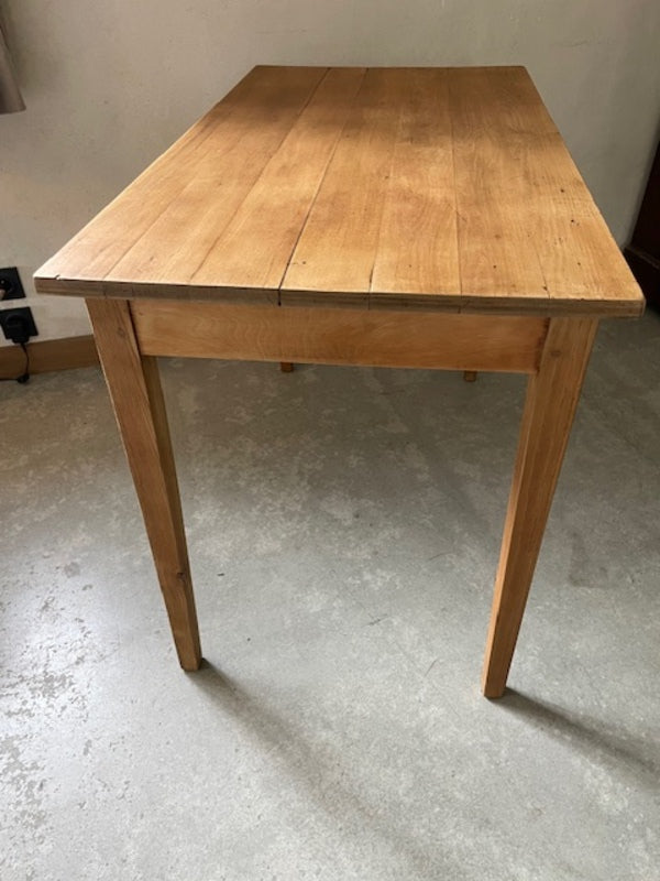 Table de ferme avec un tiroir