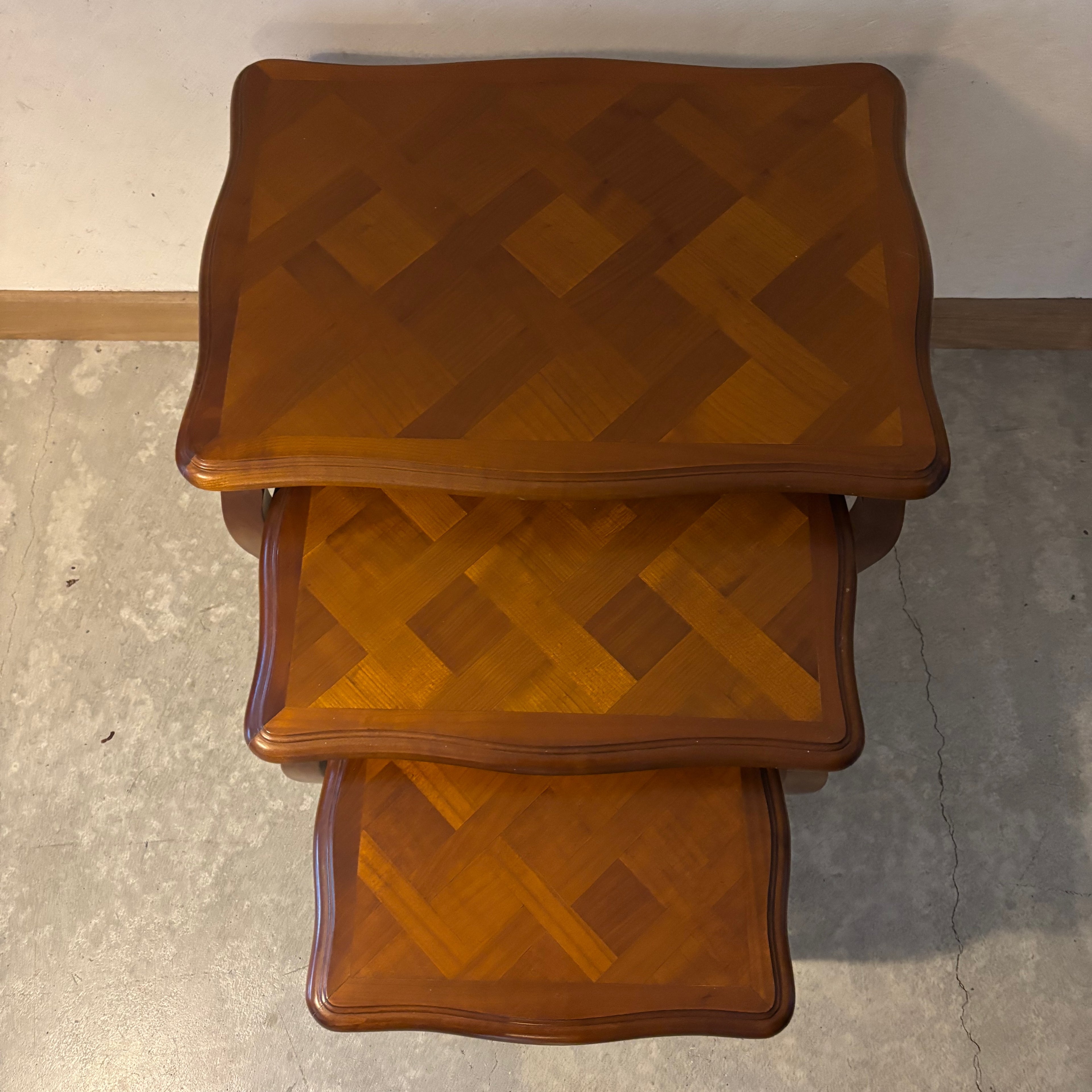Tables gigognes