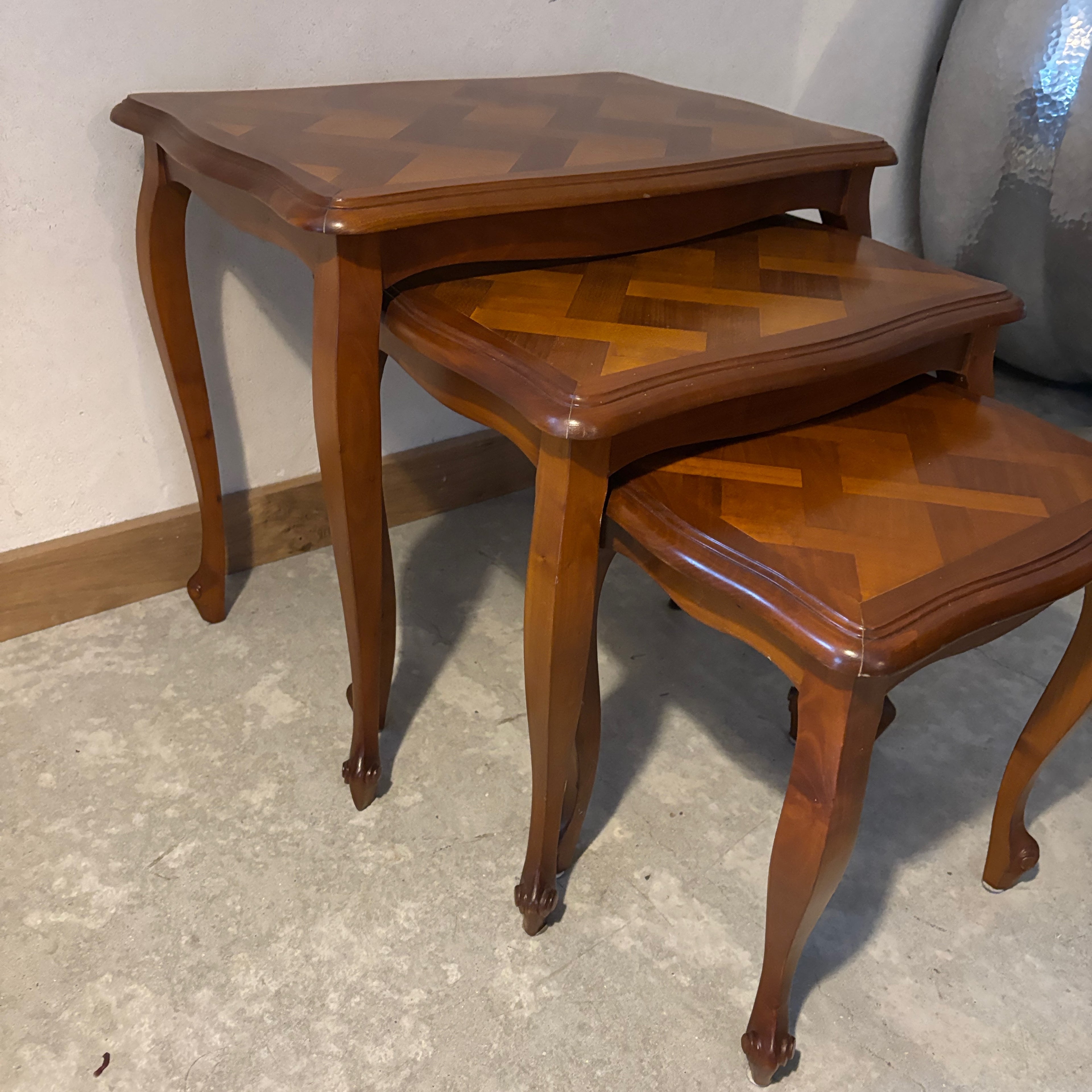 Tables gigognes