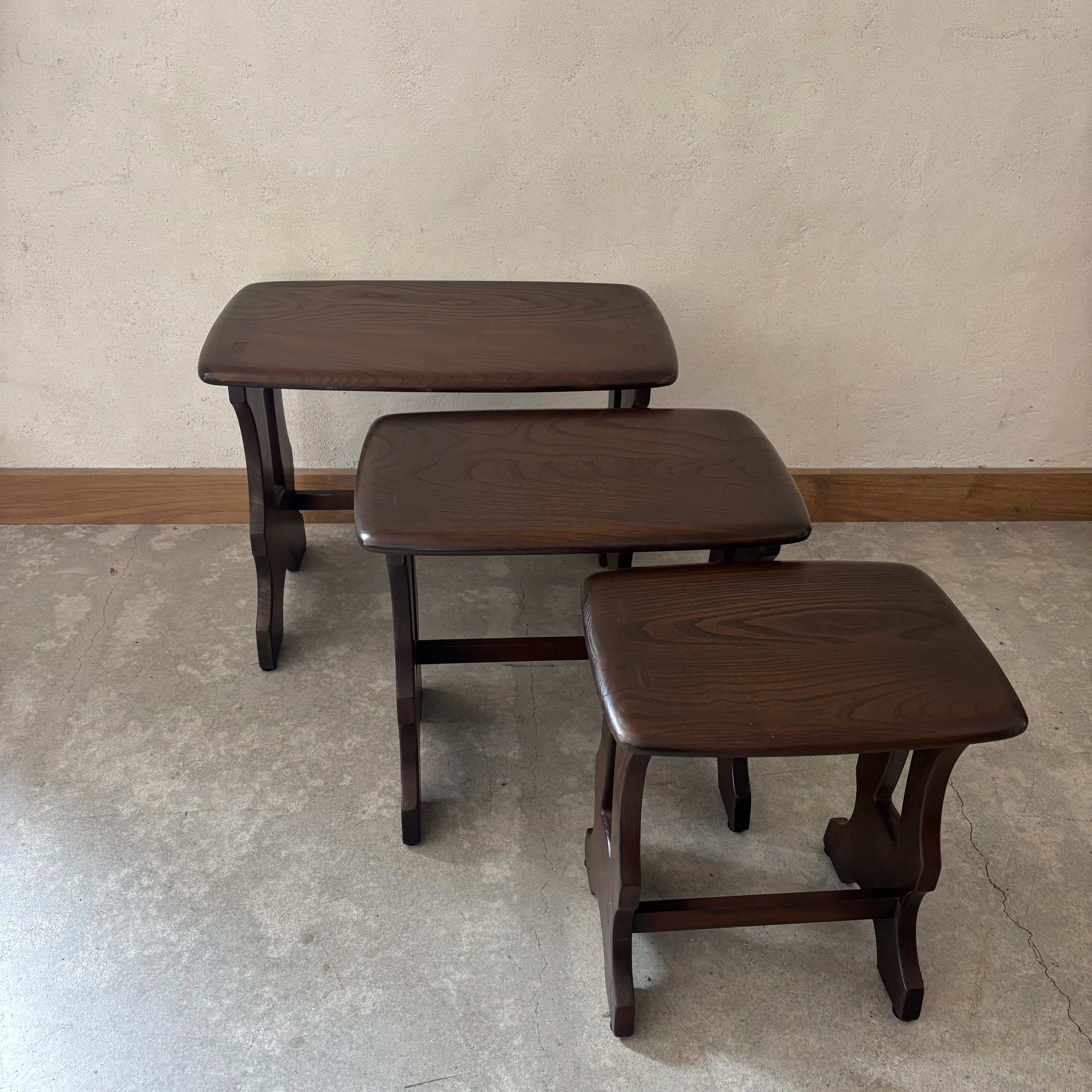 Tables gigognes