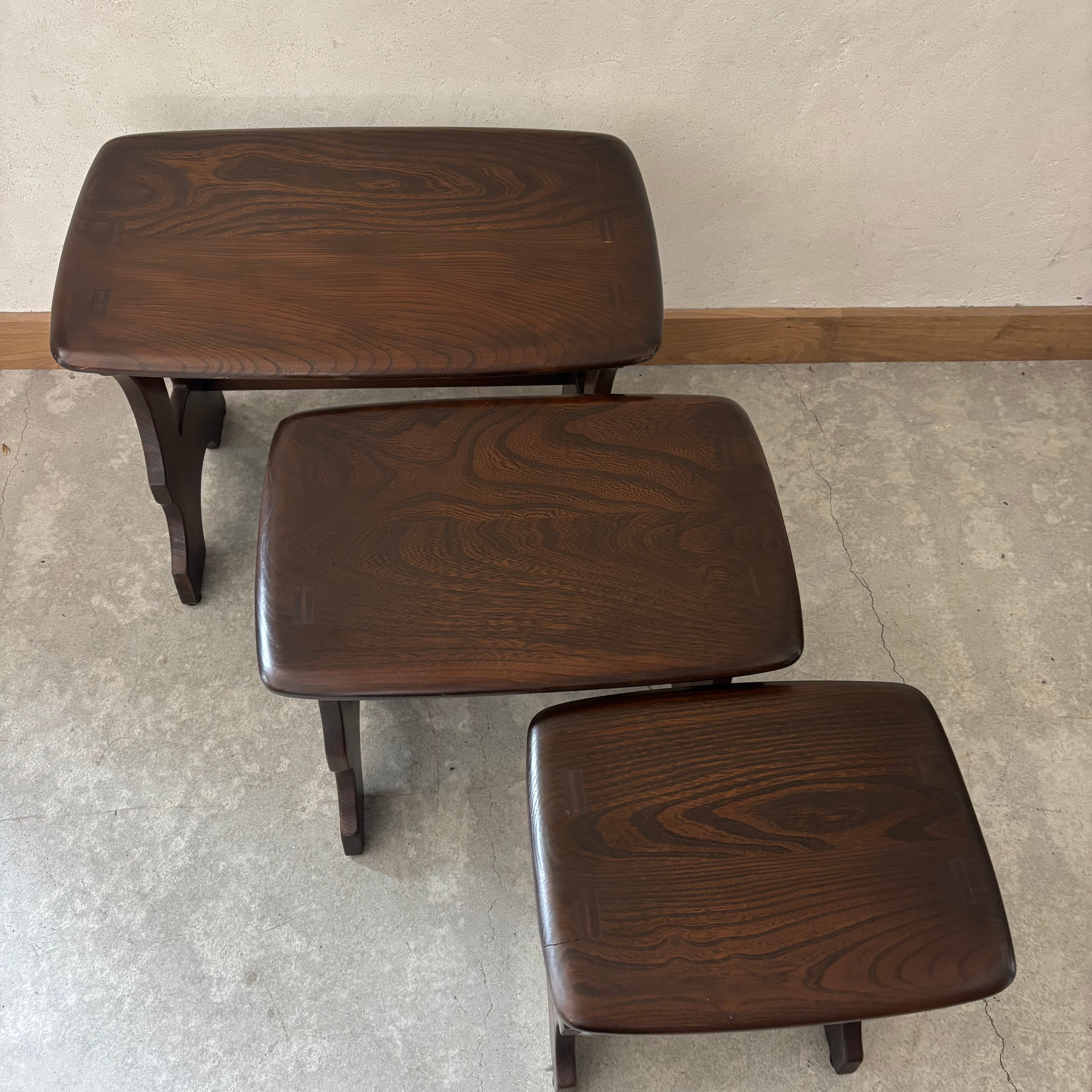 Tables gigognes