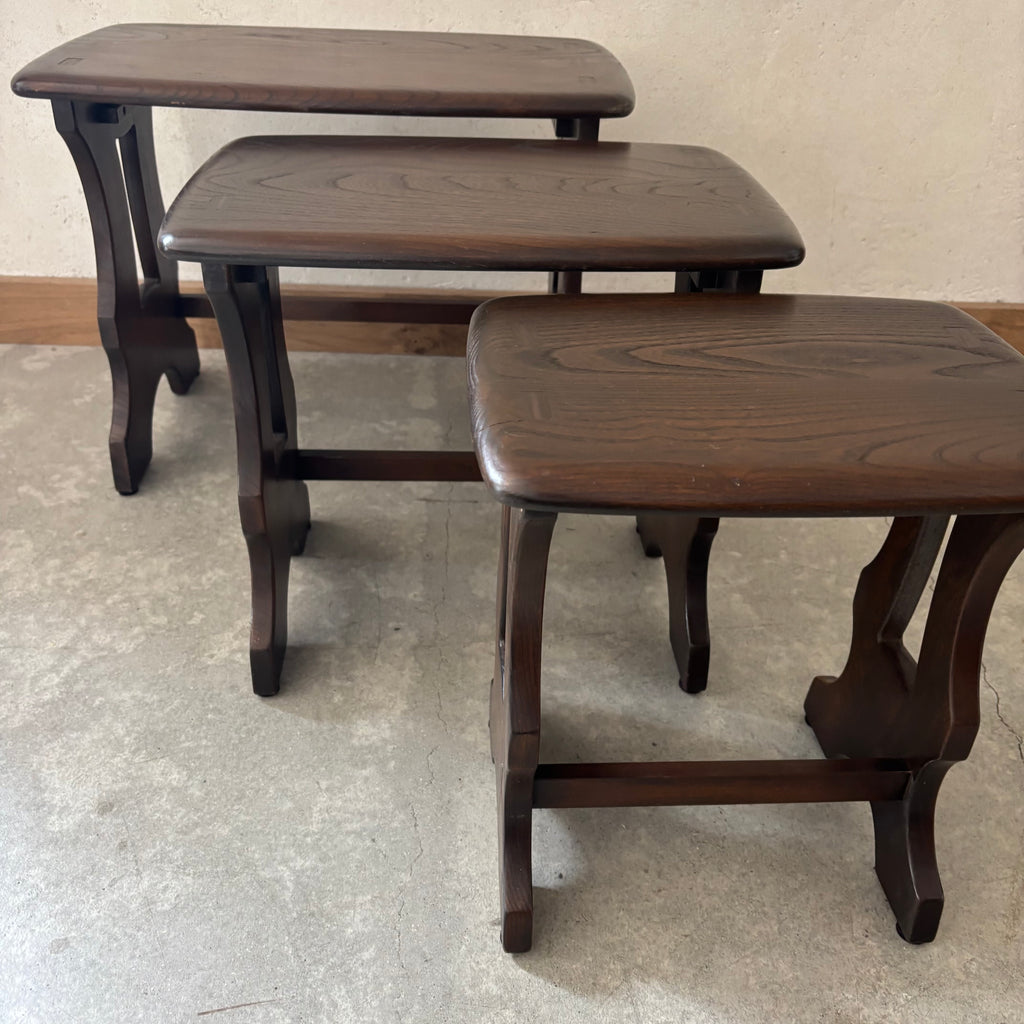 Tables gigognes