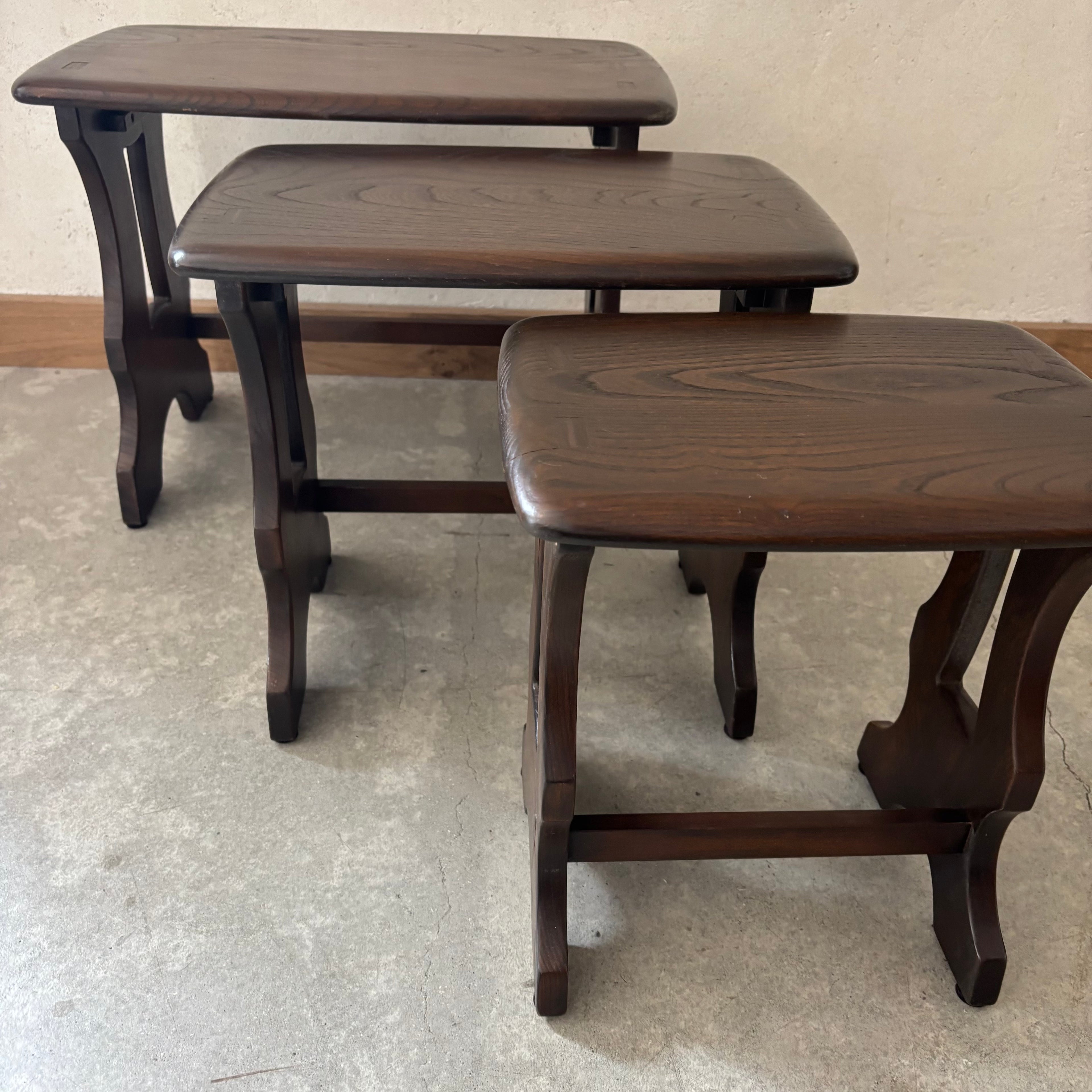 Tables gigognes