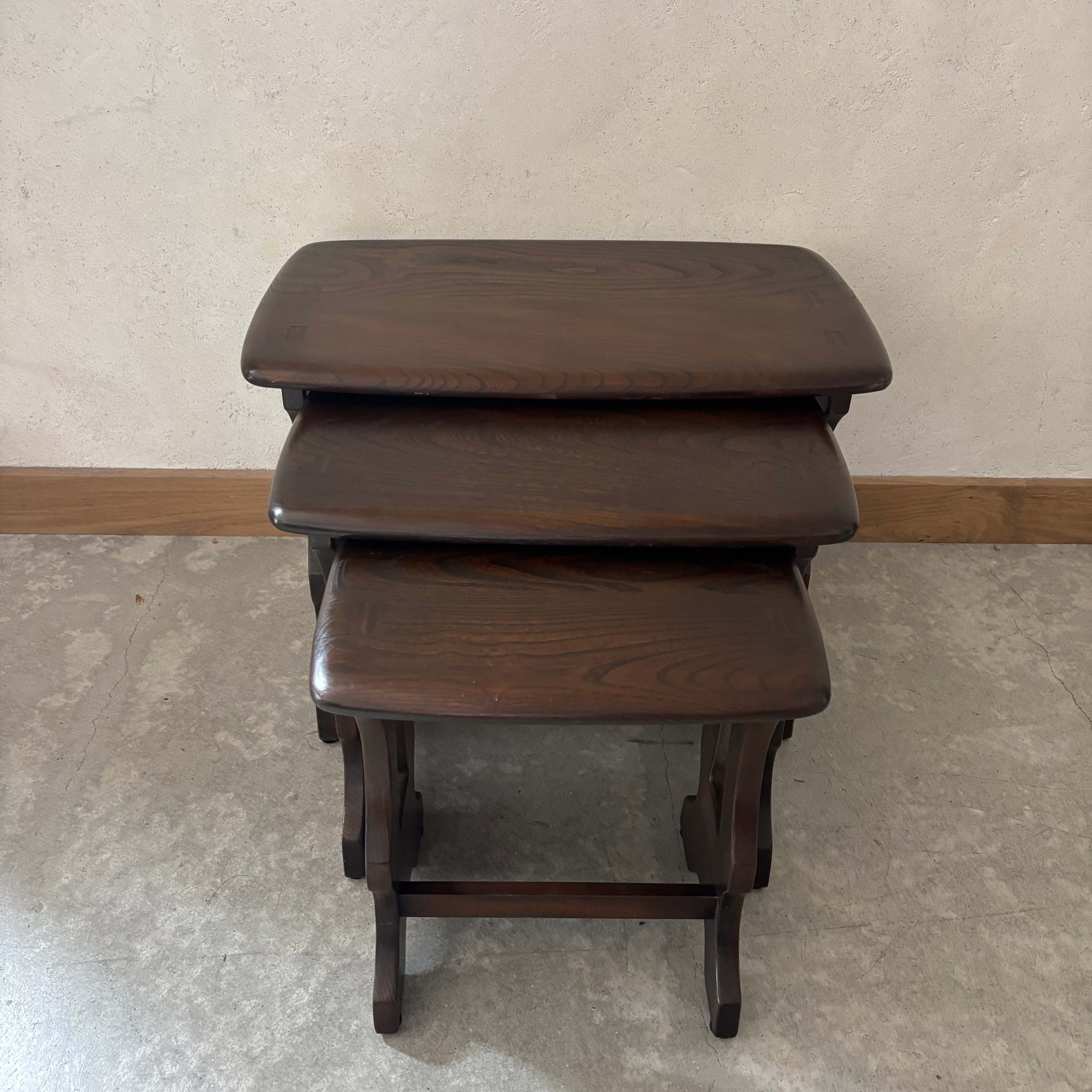 Tables gigognes