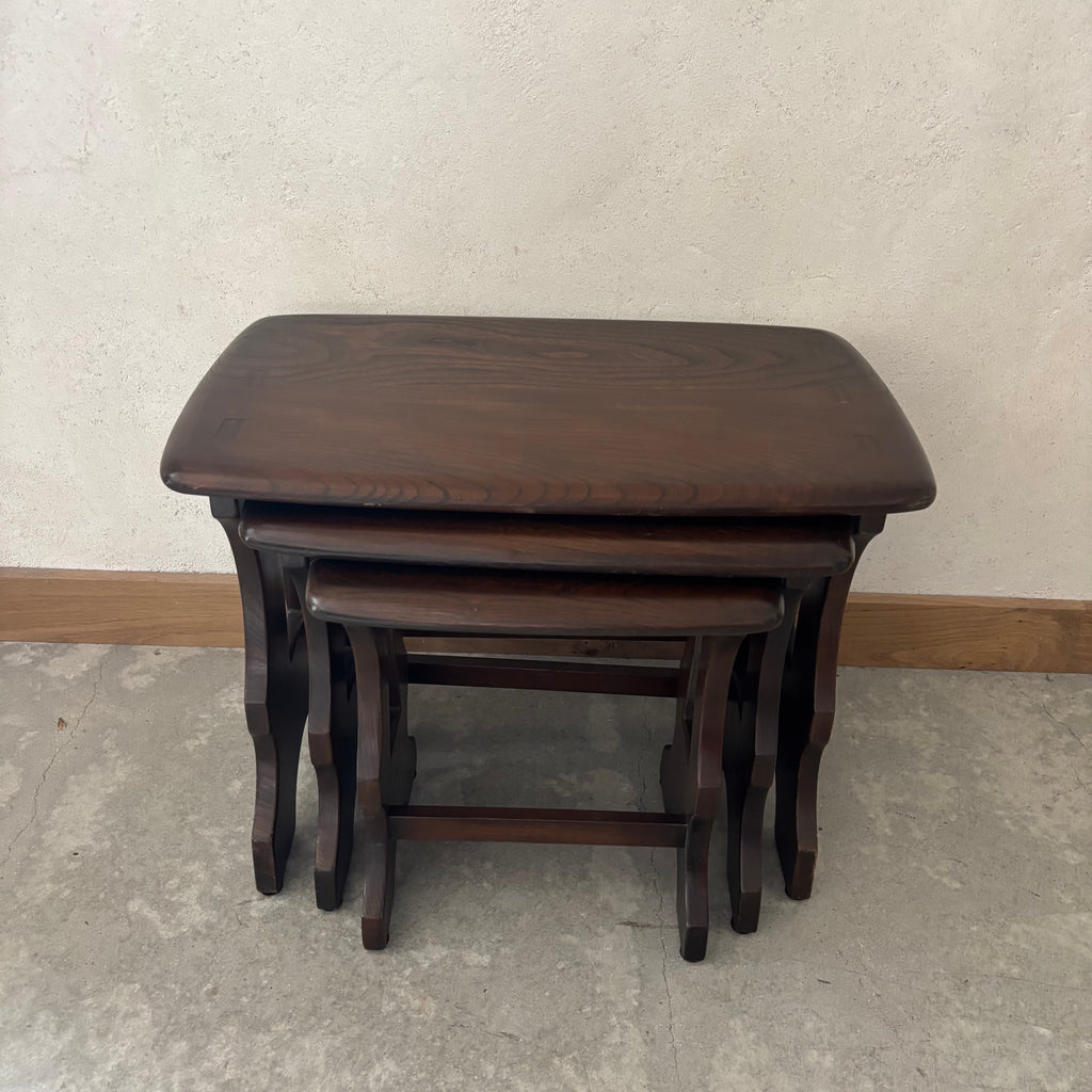 Tables gigognes