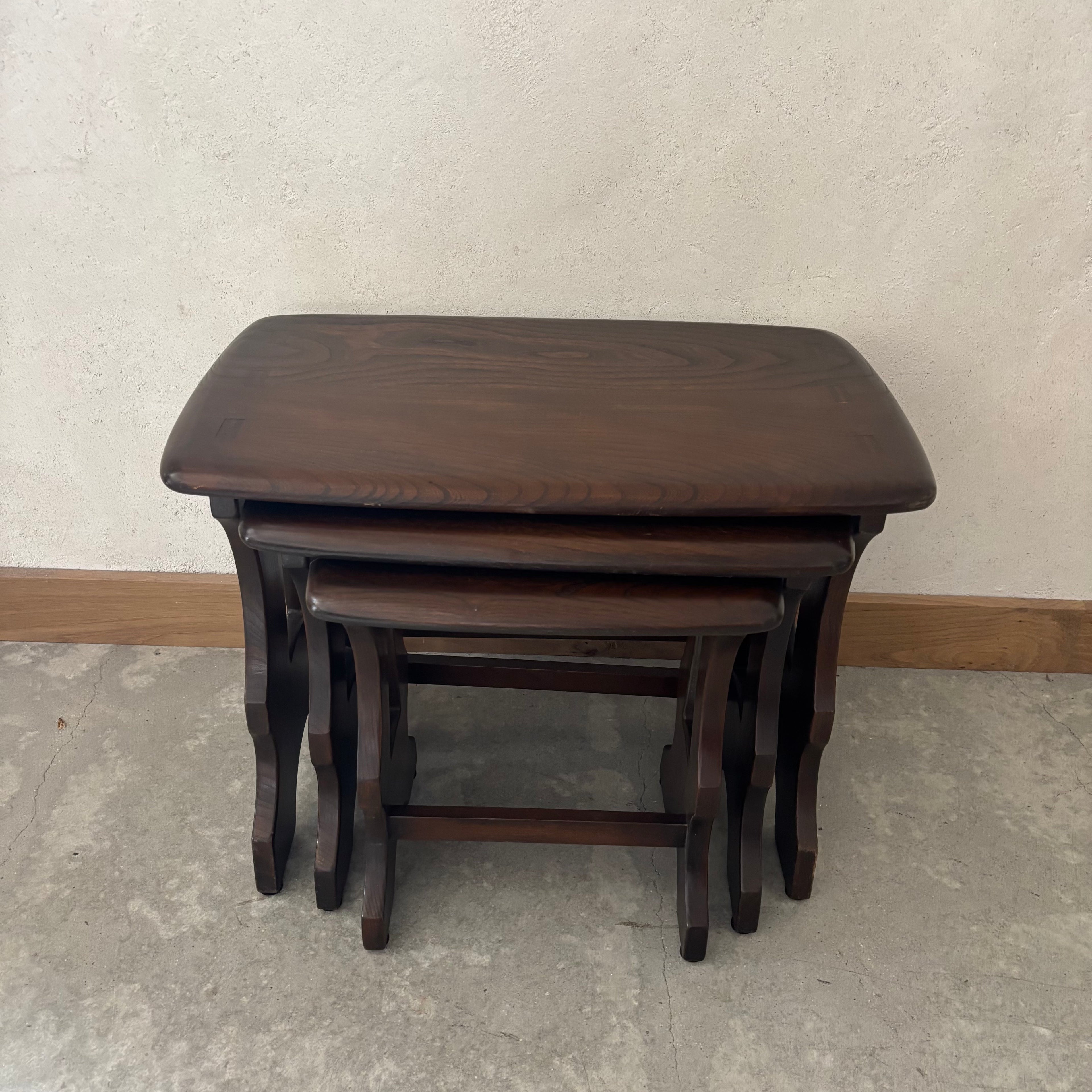 Tables gigognes