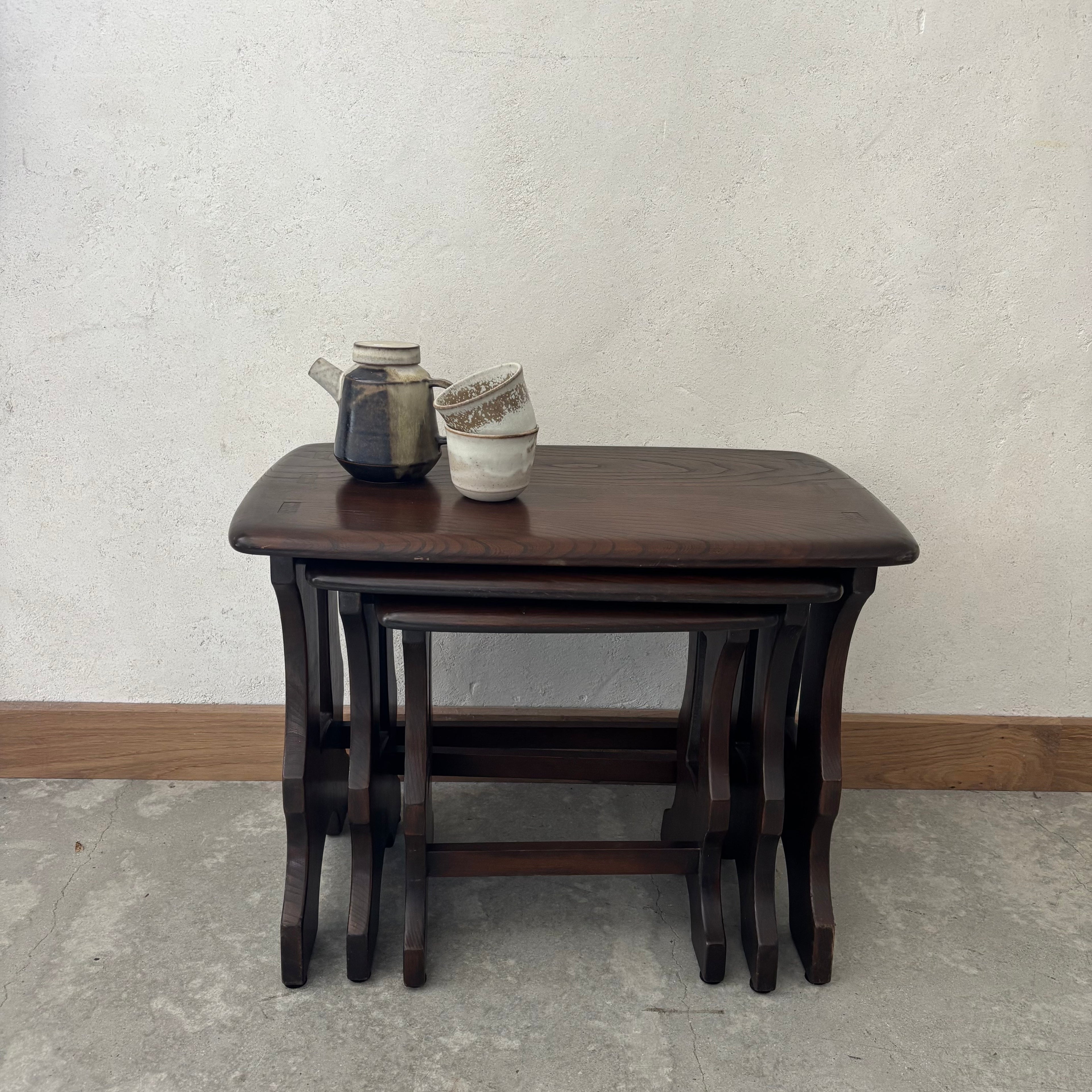 Tables gigognes
