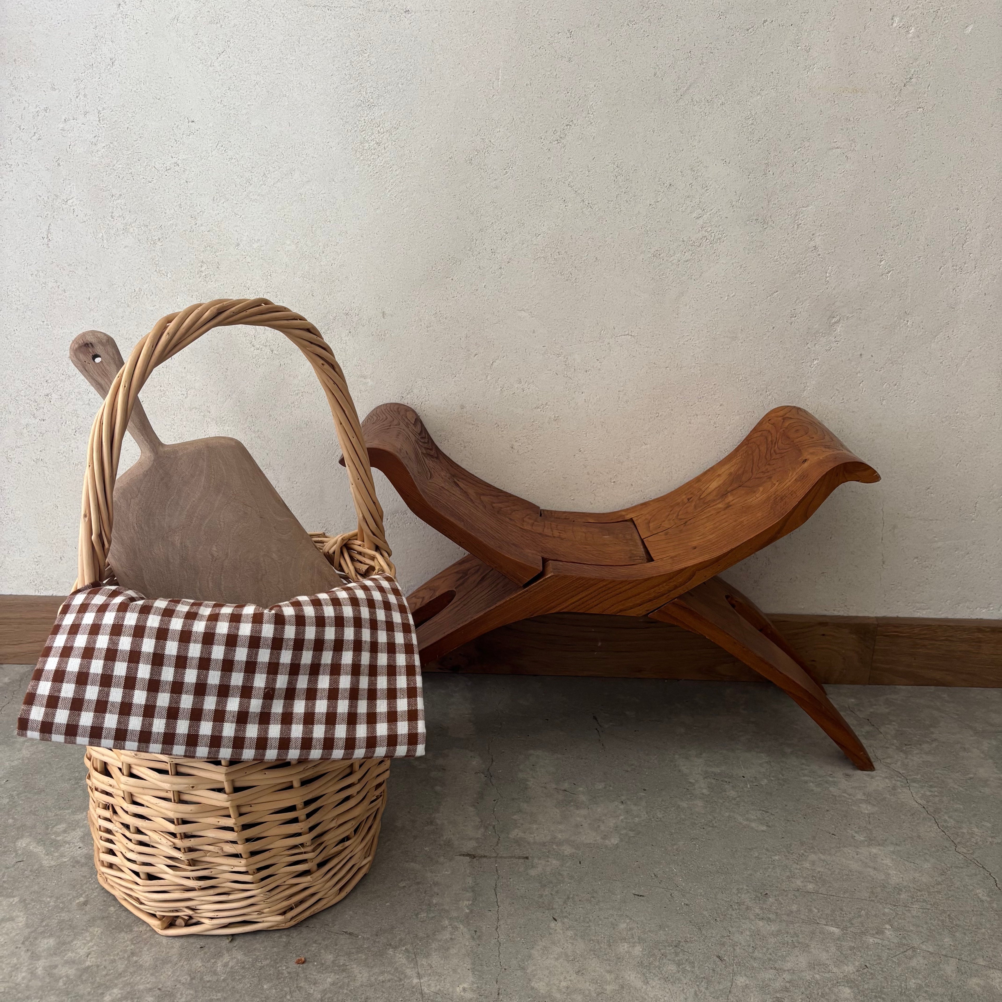 Tabouret en bois sculpté